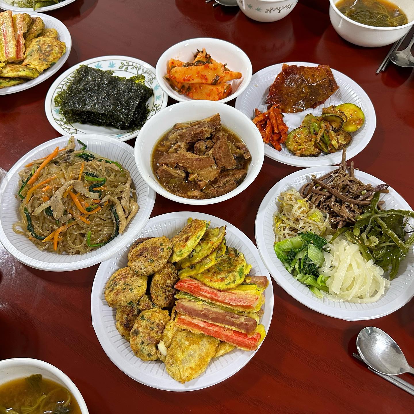 #연스타집밥

언니들이랑 형부들이랑 조카들
그리고 엄마까지 11명의 밥상은 푸짐하네요...

#잡채#갈비찜#모듬전
#나물5종#콩잎#총각김치#무말랭시
그리고 엄마표 #호박부침#아욱국