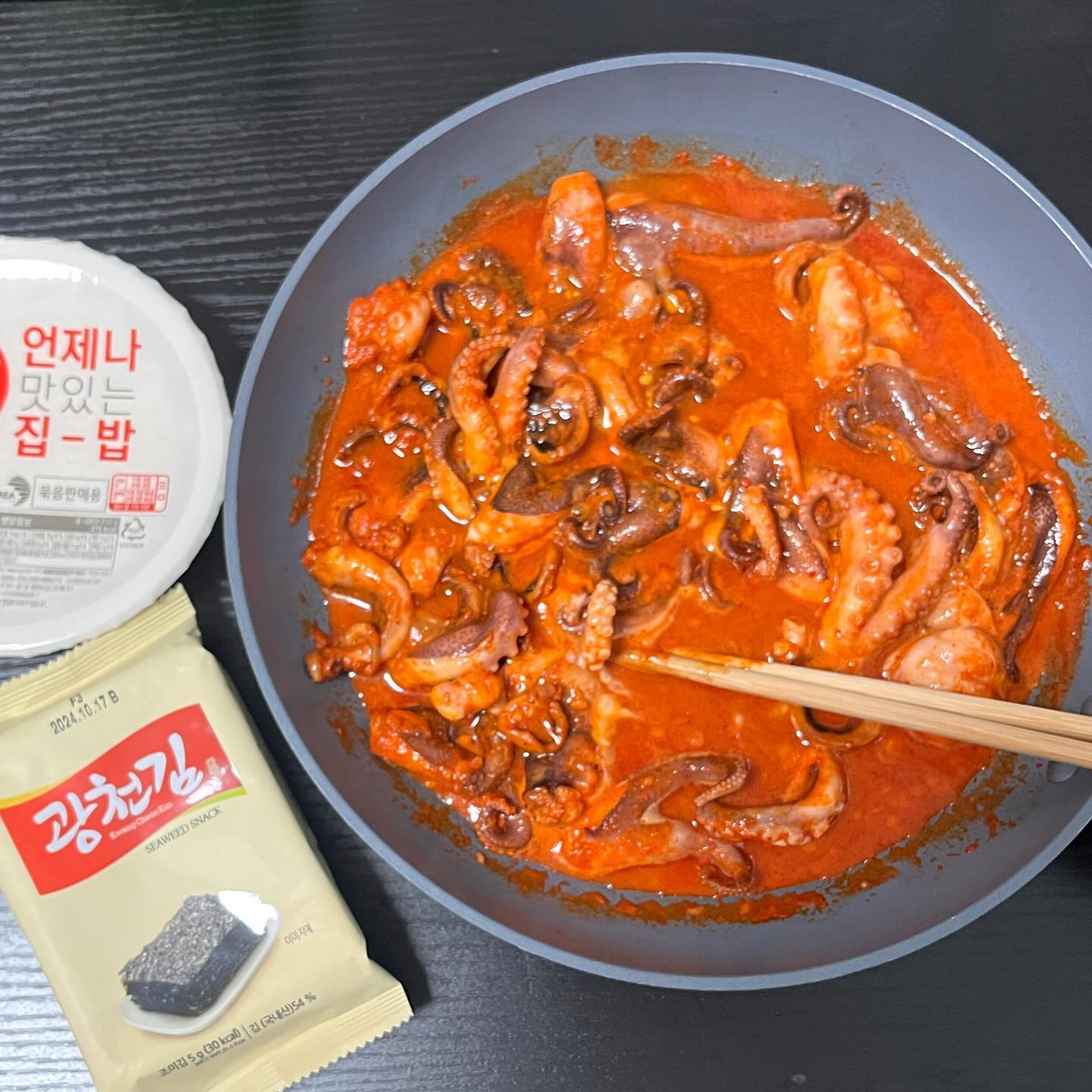 #협찬
집에서 간편하게 왕십리맛집을
느껴볼 수 있는 쭈식이상회🐙
 ⠀
신선한 쭈꾸미가 한가득
들어가있는 캠핑에서도 간단
집에서도 간단하게 먹을 수 있는
쭈꾸미볶음 밀키트에요👍🏻
⠀
1인분씩 포장되어 있어서
1인가구 식사로도 좋고
맛도 순한맛, 보통맛, 매운맛으로
3가지로 나뉘어져 있어서
취향대로 골라서 먹기 좋아요
⠀
술안주로도 좋고 식사메뉴로도
푸짐하게 먹을 수 있는
쭈꾸미볶음으로 오늘 저녁 한끼,
간편하게 드시는건 어떨까요❣️
⠀
⠀
* 쭈식이상회 *
https://smartstore.naver.com/jjosicsanghoe/products/9494778321?NaPm=ct%3Dlq8xj4o0%7Cci%3D3354b310a985cbedce7f8a073622b52c0fbe1c16%7Ctr%3Dsls%7Csn%3D7703418%7Chk%3D56b0eac1f5c4b7e8814fdcc36afb0cc810b67f3c
 ⠀
#왕십리맛집 #쭈꾸미볶음 #쭈꾸미볶음맛집 #캠핑음식 #캠핑음식밀키트 #캠핑밀키트 #왕십리쭈꾸미 #쭈식이상회 #밀키트택배 #밀키트추천 #맛스타그램 #먹스타그램 #맛팔 #맞팔 #먹팔 #쭈꾸미양념