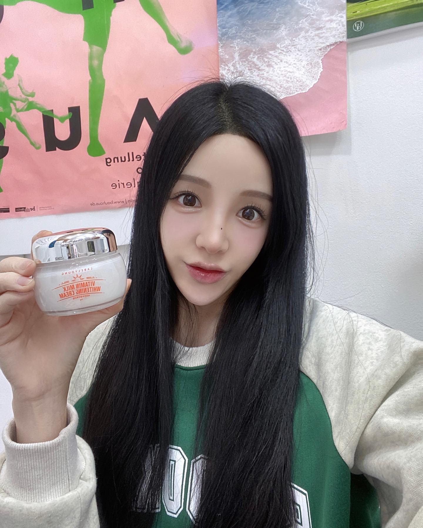 #광고 
라벨영-쇼킹비타민 우유미백크림 labelyoung_official 

흔한 미백크림이 아닌 한번만써도 즉각톤업이 되는 쇼킹비타민 우유미백 크림! 색소침착+화이트닝+수분&보습까지 한번에 해결되는 스마트한 제품이에요! 건조하고 추운날씨에 촉촉하게 스며들고 들뜨지않는 제품이라 추천해요!!➰🤍🩵

_

#협찬 #라벨영 #쇼킹비타민우유미백크림 #톤업크림 #미백크림 #쌩얼크림 #기미주근깨 #화이트닝크림 #피부하얘지는법 #잡티제거 #미백화장품 

_