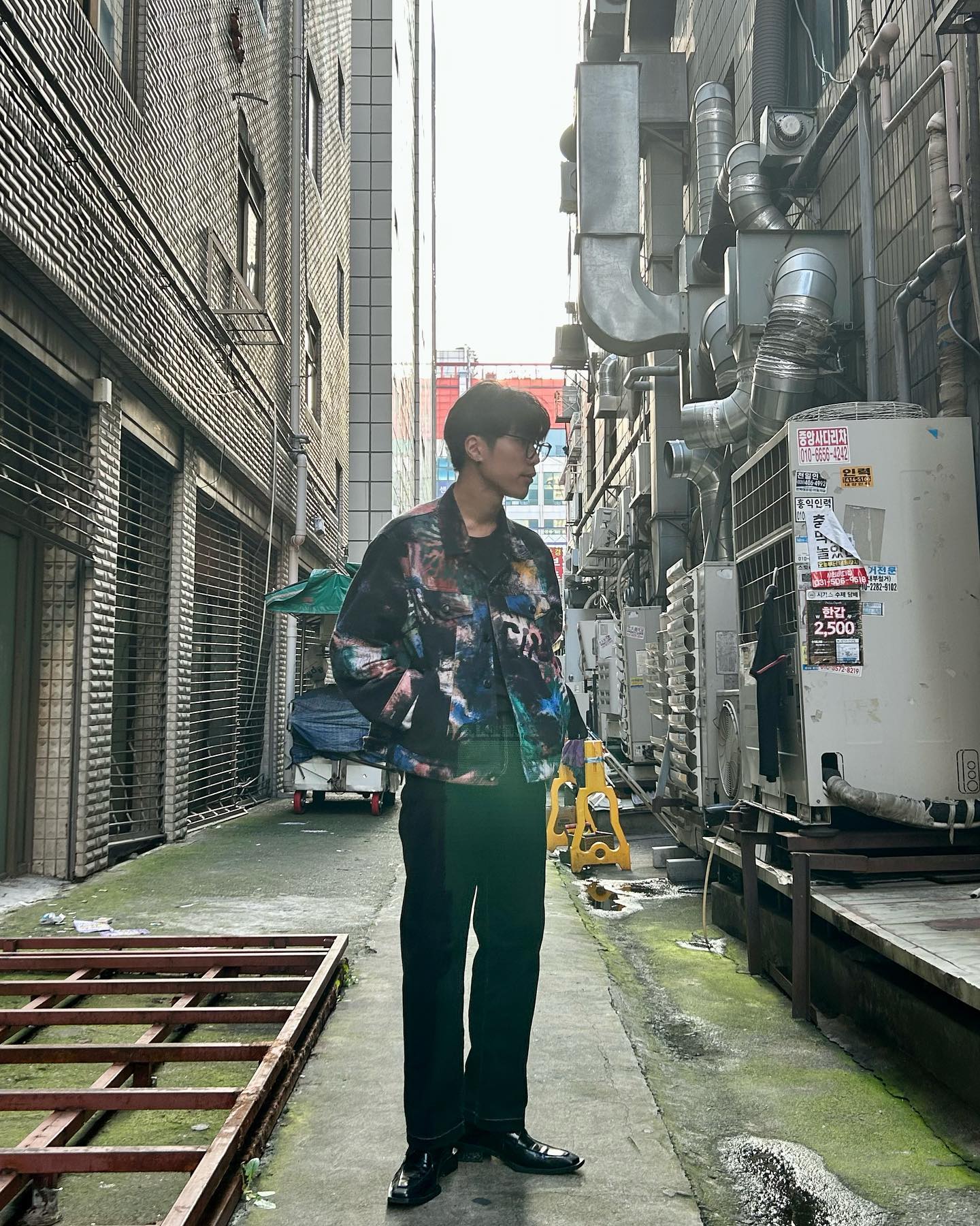 옷 산지 한달넘었는데 이제 올리는사람 😅

OUTER : anderssonbell 
TOP : spao_kr 
BOTTOM : whoaukorea 
SHOES : soulesures 

#페인트데님자켓 #데님자켓코디 #블랙티 #블랙티코디 #블랙데님팬츠 #블랙데님팬츠코디 #더비슈즈 #더비슈즈코디 #검은색뿔테안경 #앤더슨벨 #스파오 #후아유 #쏘유레슈어 #03년생 #패션계정 #패션계정맞팔 #팔로우환영🙌 #좋아요반사 #좋아요테러 #안산 #중앙동