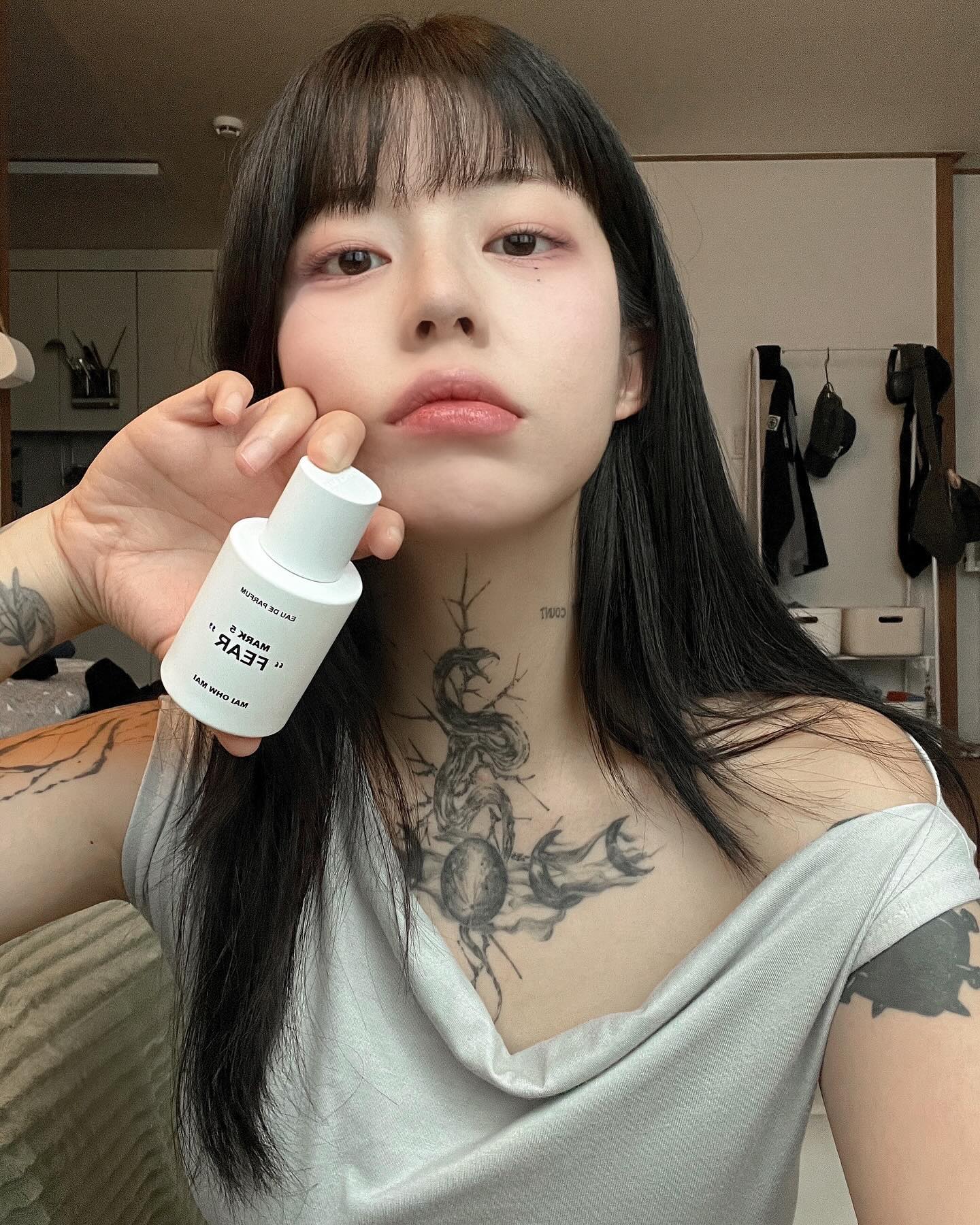 #협찬 #제품제공 mai_ohw_mai.official 

인간이 가지고 있는 다섯가지 상처를 향으로 구현한 마이오마이의 향수중에 내가 선택한 향은 중성적이고 고급스러운 향 “FEAR”
패키지가 미니멀해서 너무 예쁘고
너무나도 좋아하는 우드향과 조금의 달달한게 섞인 그냥 좋은 향 … 🌿

#마이오마이 #마이오마이향수 #향수추천