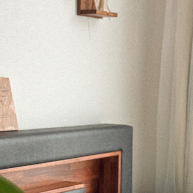  슬기로운홈앤라이프 | 집꾸미기 홈카페 diy on Instagram: "#광고 목 편한 경추 베개는👉🏻 네오슬립 롤핏 지니 베개 

저는 일자목, 남편은 거북목+허리디스크라
침실에서 가장 중요하게 여기는 요소는 ‘베개’에요.
베개 높이가 안맞으면 잘 때 뒤척임이 심한 쀼인지라
한번 씩 여행 갈 땐 베개를 필수로 챙겨다닐 정도.
.
그런 저히 쀼에게 찾아온 네오슬립 롤핏 지니 베개🤍
직접 사용해보니, 눈에 띄게 좋은 점이 많은 편한 베개였어요.
수면 베개로 추천드리는 6가지 이유는 아래에 적어둘게요!

1️⃣
자세를 바꾸어 눕는 찰나의 순간에 솜이 빠르게 복원되어
폭신폭신, 커버는 60수라 사그락거리면서 
부드럽고 뽀송한 촉감이 느껴져요. 

2️⃣
동봉된 후크 ‘피터’로 개개인의 체형과 용도에 맞게 
경추 베개 모양을 손쉽게 변형하여 사용할 수 있어요.
1000번을 붙였다 떼어도 보풀이 일어나지 않는 
재질로 만들어졌고, 바깥 부분은 인조 가죽으로
마무리되어 부드럽고 고급스러운 멋이 있어요.

3️⃣
세탁기와 건조기 사용이 가능해요. 
중성 세재로 미온수 또는 냉수에 세탁하고,
가장 약한 온도로 건조기를 돌려주면 돼요.

4️⃣
3분할 엠보로 목디스크•거북목•일자목에 특화된
편안한 입체 구조를 가지고 있어요. 
현직 대학병원 신경과 교수와 간호사 출신 대표가
직접 개발하고 제조한 경추 베개에요.

5️⃣,6️⃣
특허 안정성 인증, 100% 국내 생산이에요.

편한 베개 찾아 헤매이는 유목민이였는데,
드디어 정착할 수 있을 것 같아요!
목 편한 베개, 목디스크 베개 찾으시는 분들은
네오슬립 롤핏 지니 베개 정말x100 추천드려요!

👉🏻두번째 영상에 자세한 사용법 담아두었어요🤍

Thanks to 🏷️ @neo_routine 

_
#거북목베개 #경추베개 #목디스크베개 #일자목베개 #목베개 #목편한베개 #꿀잠베개 #수면베개 #편한베개 #롤핏지니베개 #롤핏베개 #침실인테리어 #침구추천 #bedroomdecor #homeinspo"