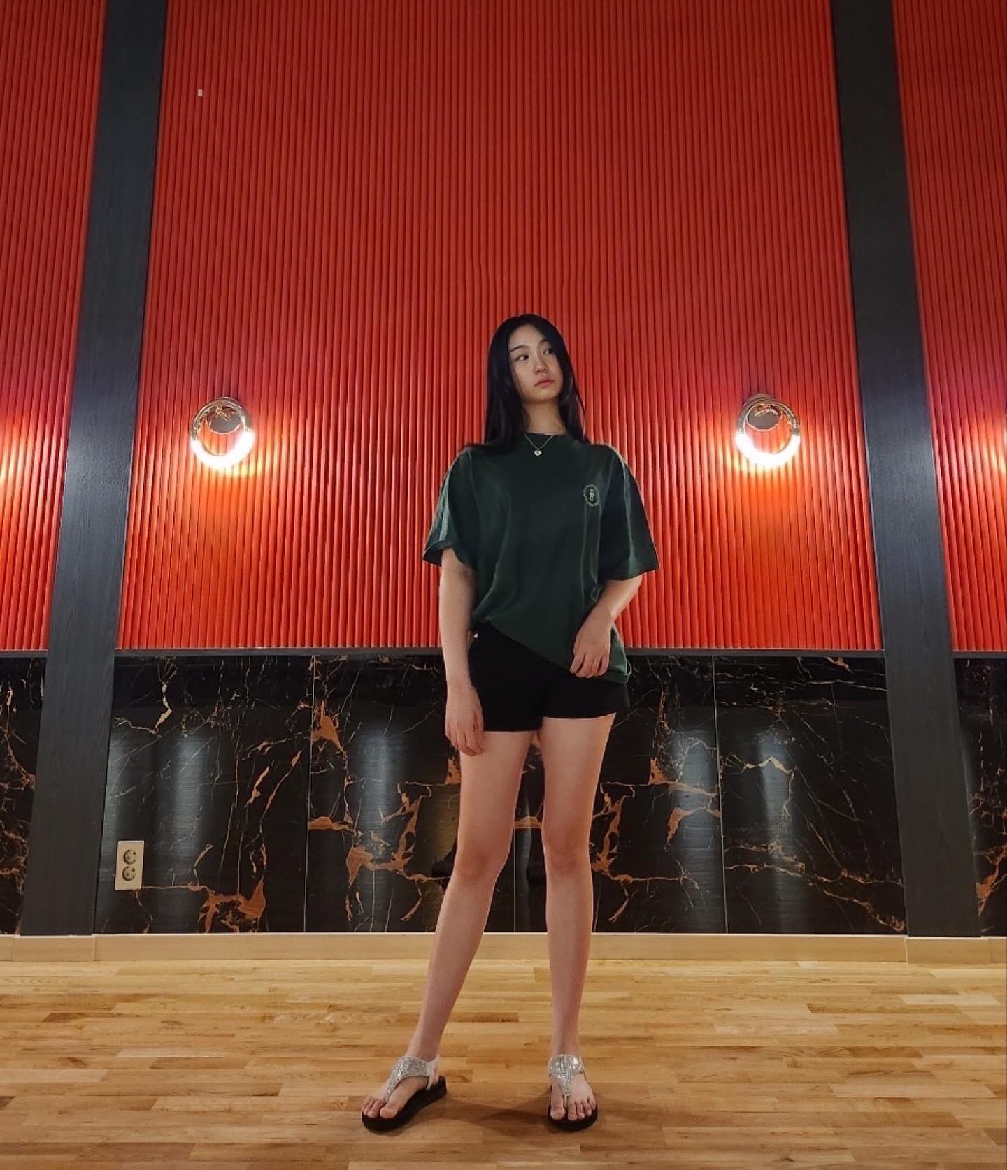 #광고 #ad standarderror_official 

스탠다드에러의 IRT166 엔자임 워싱 미니 써클 레터링 반팔티는 남여공용 오버핏 반팔티입니다. 베이직한 디자인으로 활용도가 높고 컴팩트사를 이용한 원단한 사용하여 고급스러운 무드가 돋보입니다🩵 스탠다드에러의 반팔티는 무신사에서도 구매하실 수 있습니다!

#스탠다드에러 #standarderror #남여공용 #상의 #반팔티 #shortsleeve #데일리룩