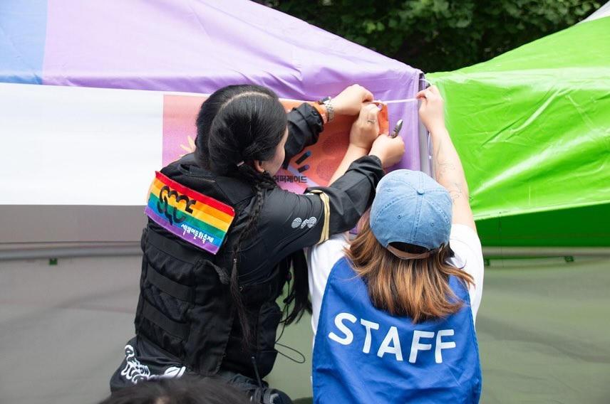 🌈드디어 써 보는 2024 제25회 서퀴 후기? 속마음
​
올해로 서울퀴어퍼레이드 부스 팀 3년 차 아직은 뭔가 한참 많이 부족한 것 같은 마음이라..
처음 신입 기획단이었을 땐 뭔가 푸른 꿈을 꾸는 어린아이 같았는데 지금은 그저 축제에 찌든 노동자 느낌이랄까..? 적지 않은 사회생활을 한 나였지만 퍼레이드 안에서 나는 아무것도 모르고 배울게 한참 많은 그저 민폐만 되지 않으면 다행이겠거니 그건 지금도 마찬가지
​
올해는 유난히 더 힘들었고 생각이 많아지는 축제였어
올해 25회 퍼레이드 첫 회의는 작년 겨울 12월 28일에 시작을 했으며 첫 회의부터 7-8시간이라는 미친 시간으로 스타트를 끊은 덕분에 6월 20일에 진행한 행사가 끝나고 하는 팀 내 평가 회의까지 18번의 회의를 한 번도 4-5시간 이하로 진행했던 적이 없었던것같아ㅎㅎ 어째 한 해 한 해 거듭할수록 더 어렵고 힘들어지는 느낌이랄까?
​
첫해는 행사가 끝나고 내가 이 멋진 일을 해냈다는 성취감과 퀴어뽕에 젖어있었는데 올해는 뭔가 행사가 끝난 후 고민거리가 더 많아진 느낌이야 더욱더 안전하고 즐거운 축제를 만들고 싶고 업무의 효율성을 높이고 싶고 팀의 문제 조직이 가진 문제 등 갈수록 이 일이 너무 나에게 진지해져서 놀라울 뿐이야
팀원들과 평가 회의가 끝난 후 올해 첫 회식을 했는데 4-5시간 회의를 하고 가진 술자리에서 우리 모두 축제 업무에 대한 고민을 한 두세 시간 서로 나눈 거 같아 정말 징글징글한 사람들이지? 근데 이렇게 고민을 하고 생각을 한다는 건 우리가 조금씩 발전할 기회가 있다는 의미? 같아서 나는 너무 좋았어 
​
이렇게 큰 행사에 최저임금으로 그 몇 배가 되는 시간 근무하는 상근자가 단 셋에 본인의 건강과 시간, 돈을 투자하며, 봉사? 하는 우리 기획단들.. 행사 규모에 비해 수익은 없고 정기 후원자는 300명이 안되고 늘 적자를 타개하기 위해 노력하지만 돈만 밝히는 퍼레이드라고 욕만 먹는 현실
​
뭘 몰라서들 하는 말이겠거니 넘기고 싶지만 때때론 그런 말들이 상처가 되어서 가슴 깊숙이 박히곤 해
그래도 행사에 와서 웃으며 즐기는 사람들 그리고 갈수록 늘어나는 아이를 데리고 현장에 와서 밝은 모습으로 행사를 즐겨주시는 분들을 보며 힘을 내고 있어
나와 기획단들의 노력과 고생이 헛된 시간은 아니겠거니 하면서 말이야
​
늘 이슈는 있었고 항상 먹는 욕 들이었지만 올해는 특히 유난히 내외부적으로 더 힘들었던 것 같아
하지만 내가 선택한 길이기에 내가 하는 이 일이 언젠가 혐오가 없는 사람이 사람을 사랑하는 일이 아무렇지 않게 모두에게 받아들여지는 그리고 남들과 다르다고 숨는 이 없고 숨지는 이 없는 그런 세상을 만드는 작은 밑거름이 되길 바라기에 묵묵히 이 길을 아마 할 수 있다면 평생을 바쳐 하고 싶어
​
나는 대단한 사람도 아니고 큰 사람도 아니지만 내가 할 수 있는 한 이 일을 자랑스럽게 여기며 최선을 다해 임할 거야 
​
미래에 내가 어떤 모습일지 모르지만 적어도 부끄럽게 살지 않았다! 내 인생 멋지게 써 내려갔다 말할 수 있을 거라 나는 자부해 돈 많은 활동가가 내 꿈이지만 어렵겠지 그렇다면 난 부끄럽지 않은 활동가가 되기 위해 노력할래

#서울퀴어퍼레이드 #퀴퍼 #퀴어퍼레이드 #lgbtq #lgbtq🌈 #loveislove