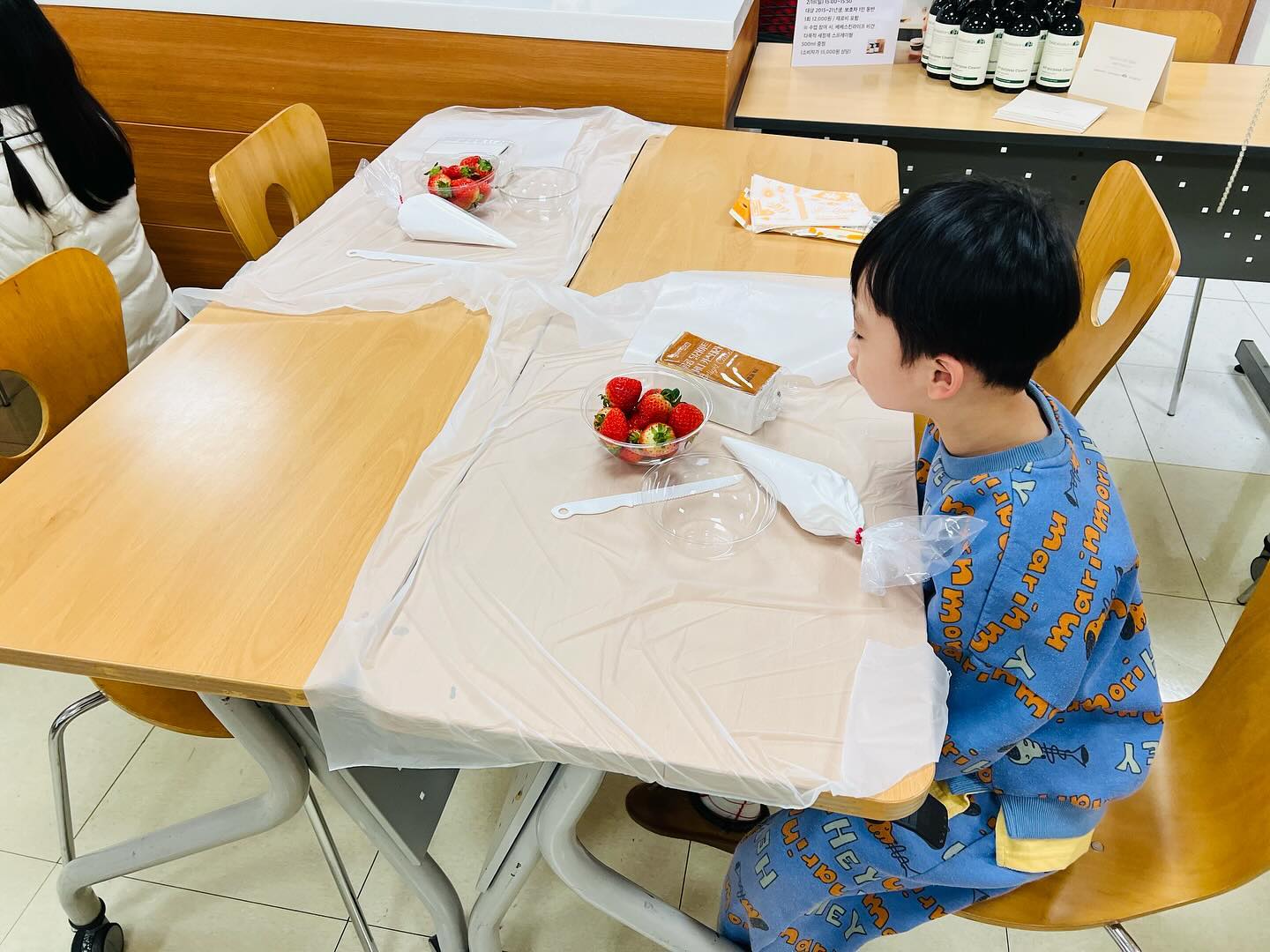 ⠀
한달넘게 아픈 엄마때문에 주말마다 집에서 혼자 심심하게 지낸 서윤이에게 미안해서 오늘은 문화센터 요리수업 다녀왔어요
어린이집 요리수업때 컵케이크 만들어와서 그렇게 자랑을 하길래 일일특강 뜨자마자 바~로 신청!!
대답도 큰소리로 잘하고 엄마가 안도와줘도 스스로 케이크도 잘 만들고 재밌어하니 기분이 좋네요 😍
⠀
#부산맘#동래맘#아들맘#7세#7세아들#주말#주말일상#주말육아#일요일#문화센터#일일특강#유아요리수업#동래구유아요리수업#홈플러스동래점#컵케이크만들기#육아일상#육아스타그램#다컸다아들#아들이랑데이트
