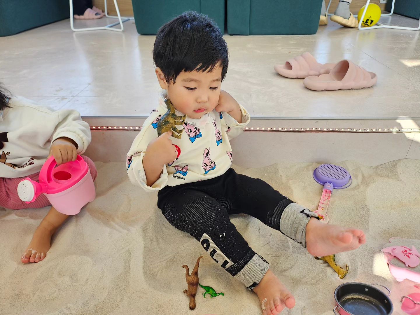 시예누나랑 하율형아와 함께 모래놀이카페에 갔어요
엄마는 마음이 많이 힘드네요 🤯
즐거웠니...? ㅎㅎㅎㅎㅎ 
'즐거웠으면 됐다' 라는 빈말이 나오지 않는군요