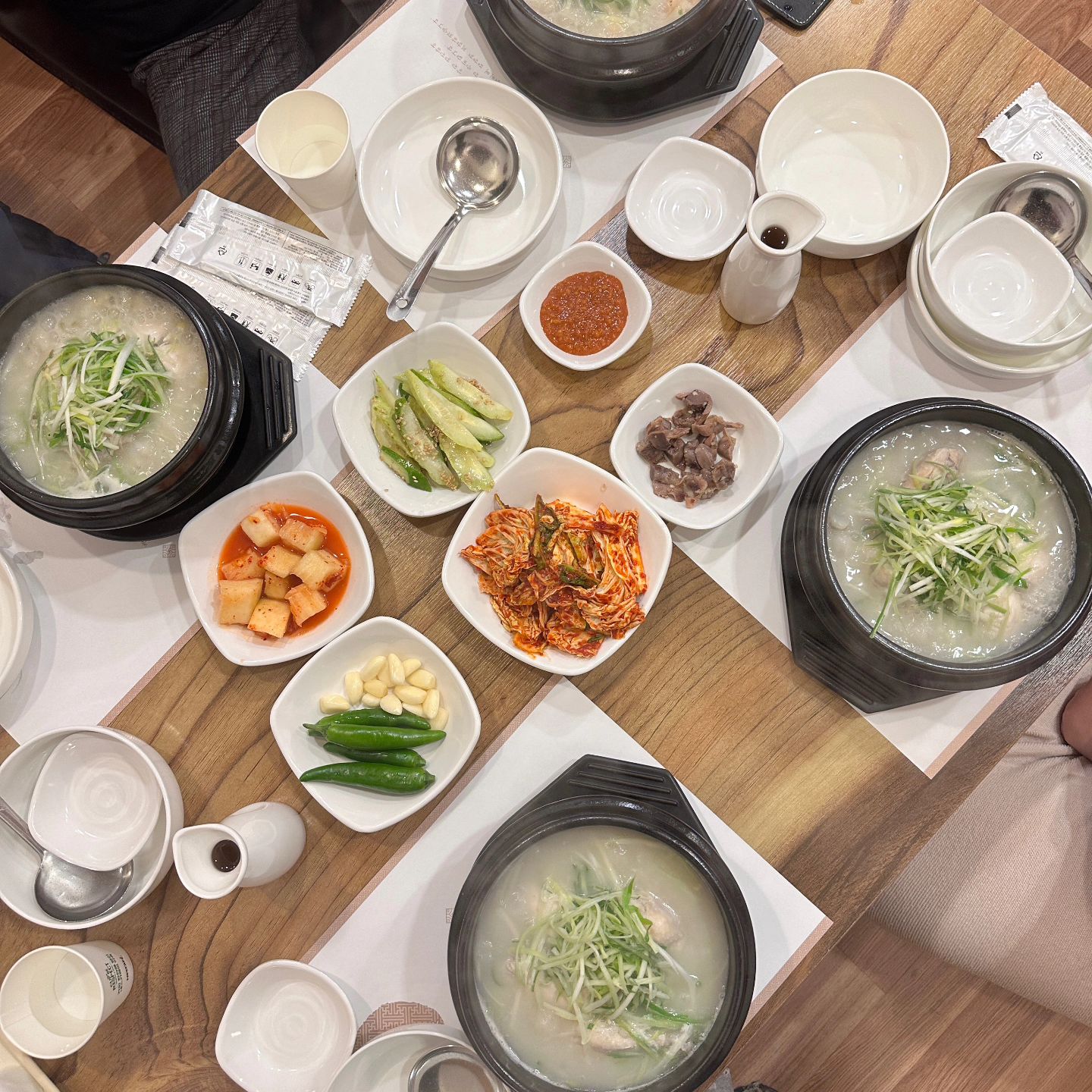 ㆍ
비도오고 날씨도 추워서 몸보신하고온
하단에 있는 #조영란동래삼계탕 에서
몸보신 했어요
친구들끼리 삼계탕 한그릇으로
친목도모도 하고 뜨끈한 삼계탕 먹으니
하루종일 든든하더라고요
삼계탕 종류도 다양해서
취향껏 메뉴 주문하시면 됩니다
기본 반찬도 정갈하게 나오고
서비스로 나온 인삼주 한잔 
너무 좋네요 🍲🍲🍲
ㆍ
#부산맛집#부산하단맛집#하단삼계탕#하단삼계탕맛집#하단조영란동래삼계탕