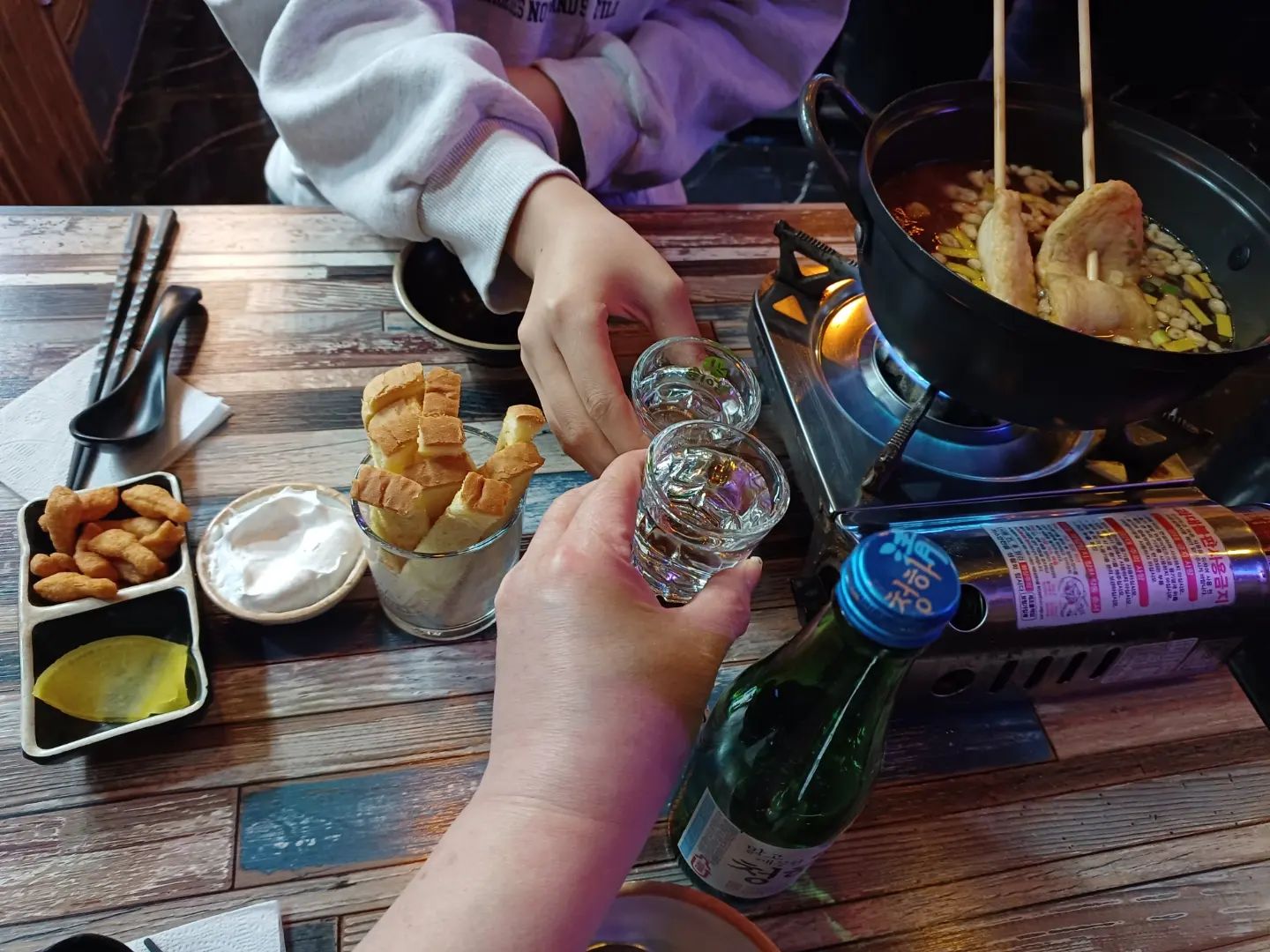 어제 10시 퇴근후 알바끝나고 온 
이쁜 큰딸과 술한잔!😆

아 너~무 좋다.
늦은밤에도 함께 할 수 있는 
술칭구가 생겨서..ㅋ
🍻🍷🍸🍹🍶🥂
눈오니 또 가고 싶다!

#루원시티술집 
#25센티 
#분위기좋은술집 
#오뎅바 
#성인이된딸 과함께
#첫술 은 #청하
#퇴근후술한잔