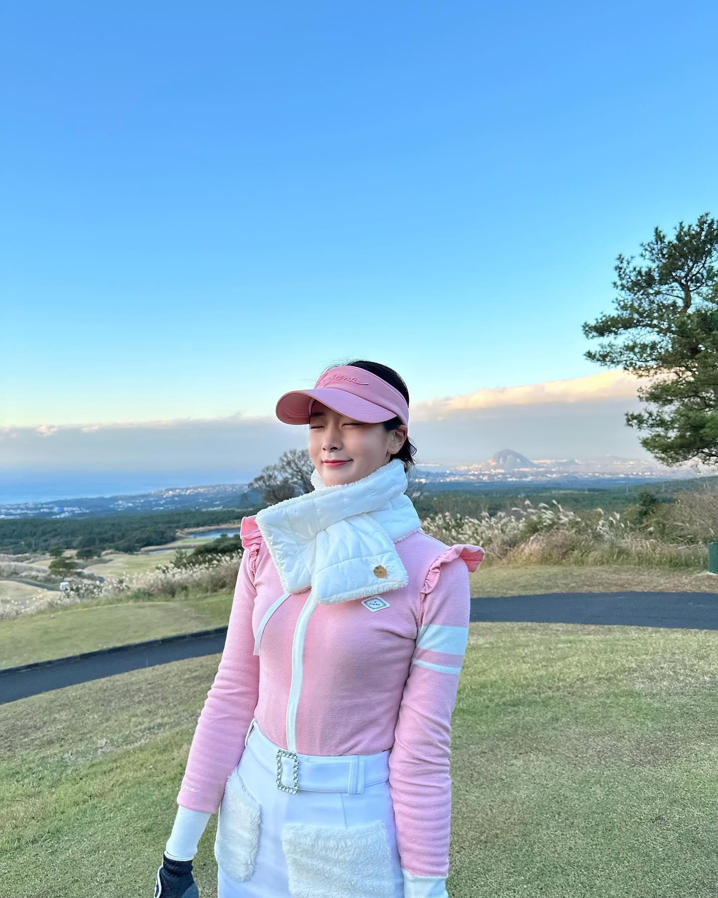 j.jane_golfwear 목도리 넘 폭닥폭닥 💙
제주 바람 이길자신이 없따...ㅎㅎㅎ 
바람안부는 골프장 가고 싶따구요~ 
2주동안 감기가 안떨어져요🥲
다들 감기 죠심~~~💪