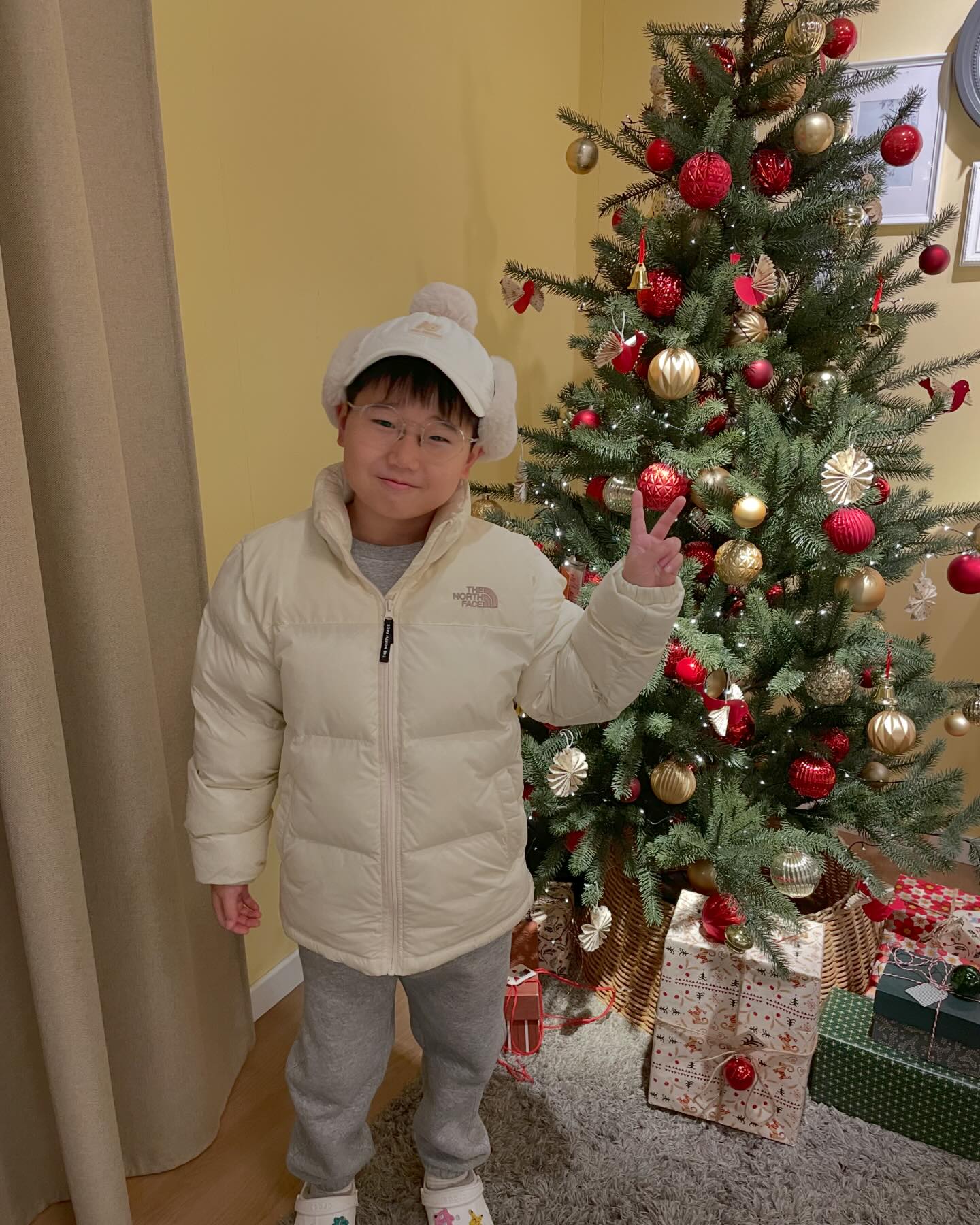 날씨 무슨 일🥲
추워서 이케아 구경갔다가
아들 최애 핑크로 꾸며진 방에서 사진도 찍었다ㅋㅋㅋ
울 핑쿠곤쥬님🩷ㅋㅋ
두번째 추적검사도 무사 통과 했으니까
이번 겨울엔 움직여야징🎄
#주말 #일상 #아들스타그램 #겨울
#크리스마스 #이케아광명점 #크리스마스에는이케아광명점