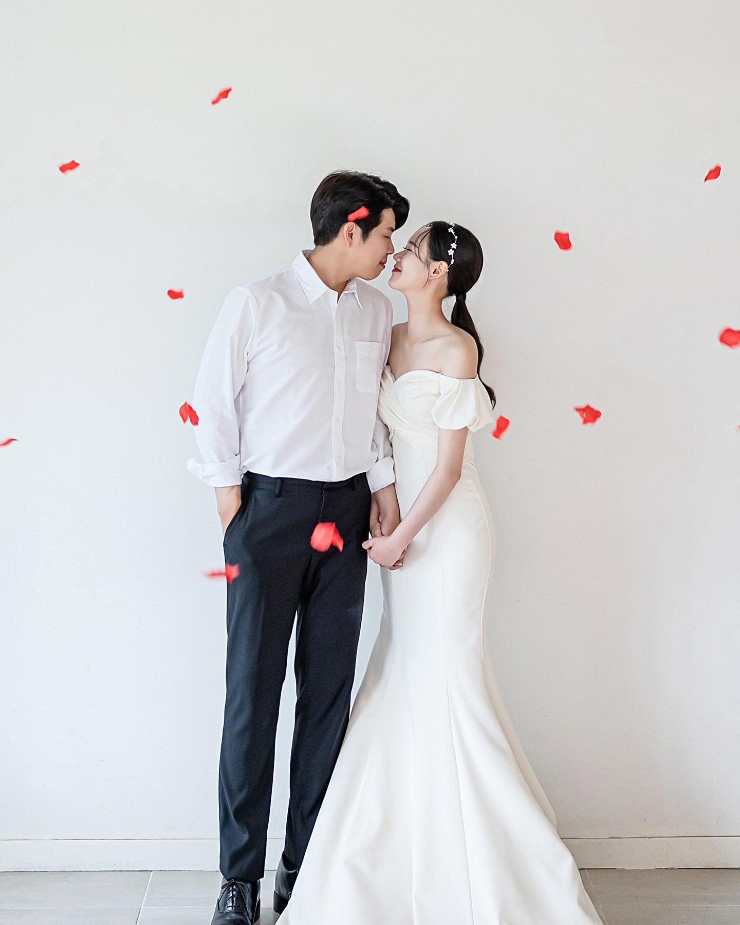 D-4 💍

평생을 함께하고 싶은 사람과 
부부로의 출발을 약속했습니다.

오랜만에 닿은 연락이 결혼 소식이라
부담을 드릴까 조심스러워
연락을 드리지 못한 분들이 엄청 ... 많습니다 ..

아직 소식이 닿지 않아
서운한 마음을 느끼신 분들이 계시다면
너그러이 이해해 주시고,
언제든 연락 주신다면 
감사한 마음으로 기쁜 소식 전하겠습니다.

귀한 걸음으로 축하해 주시는 모든 분들과 
혹시 참석이 어려우더라도 먼 곳에서 보내주시는 축하인사,
소중한 마음들 잊지 않고 보답하며 예쁘게 잘 살겠습니다.

감사합니다 🙏🏻

👦🏻 신랑 김종혁 👩🏻 신부 김세리
2023년 10월 7일 토요일 오후 12시 10분
군산 은파팰리스 웨딩홀 라끄베르홀