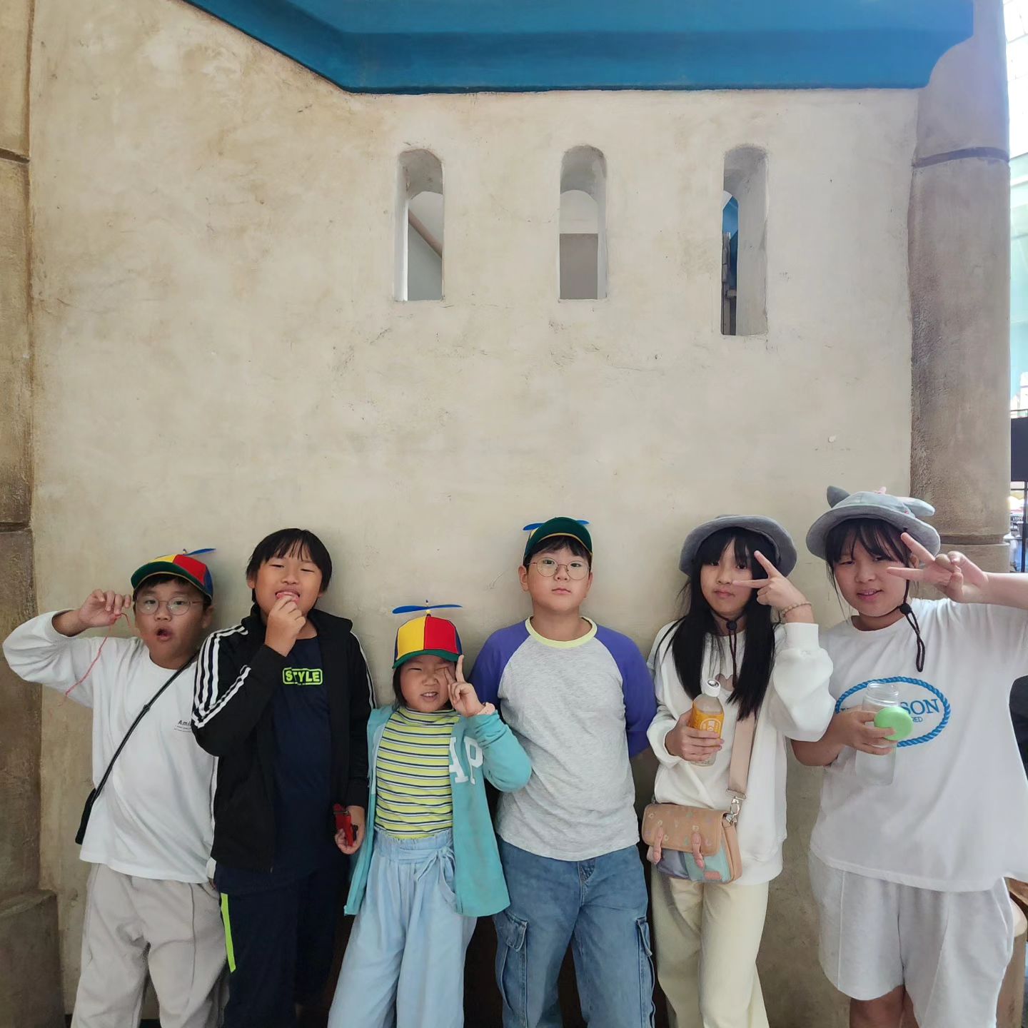 -
#231010

준연이 친구들과 롯데월드ෆ
너무 좋은건 아이들이 크니까 쫓아다니지않아도 자기들끼리 놀이기구 타고 온다는 점 ❤

말도 안되게 어린이 체험학습이 가기 힘들어지면서 원래 5학년 체험학습으로 롯데월드가는 거였는데 취소되서 아이들이 너무 속상해하길래 우리끼리 체험학습신청서쓰고 다녀왔어요🥹

꼽사리로 시연이도 꼈지만 놀이기구 못타는 시연이는 분위기만 살짝 맛보는정도로 즐기고 ㅎㅎㅎ 아침 10시부터 저녁 9시까지 꽉 채워 잘 놀았네욤!

또 한 번 가야겠다아🫠
.
#롯데월드
#친구들과함께
#5학년아들
#12세아들
-