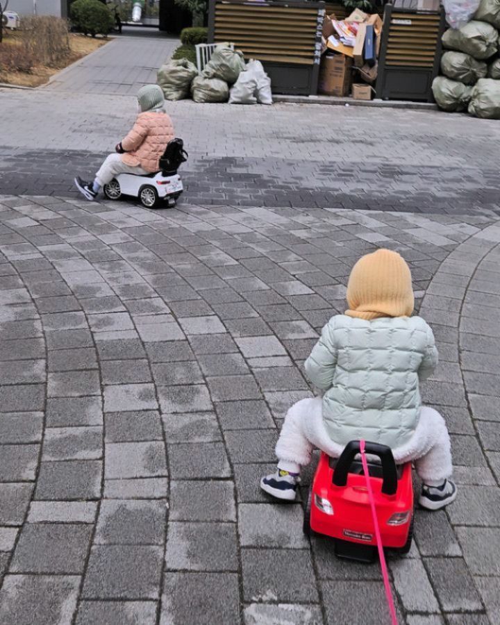 텐션 어쩌지..?

아빠 몸살로 썰매 취소ㅜ
대신 붕붕이 투어로ㅋㅋ
한번 태워도! 하니 둘다 쌩깜...

아들 실감중..체력이.. 안빠진다..ㅋㅋ
결국에 자기전 체력훈련으로 꿈나라중♡

#뭘했다고 #주말순삭 #순살치킨이땡기네
#담주는나가자  #타우린흡입 #수면부족💤