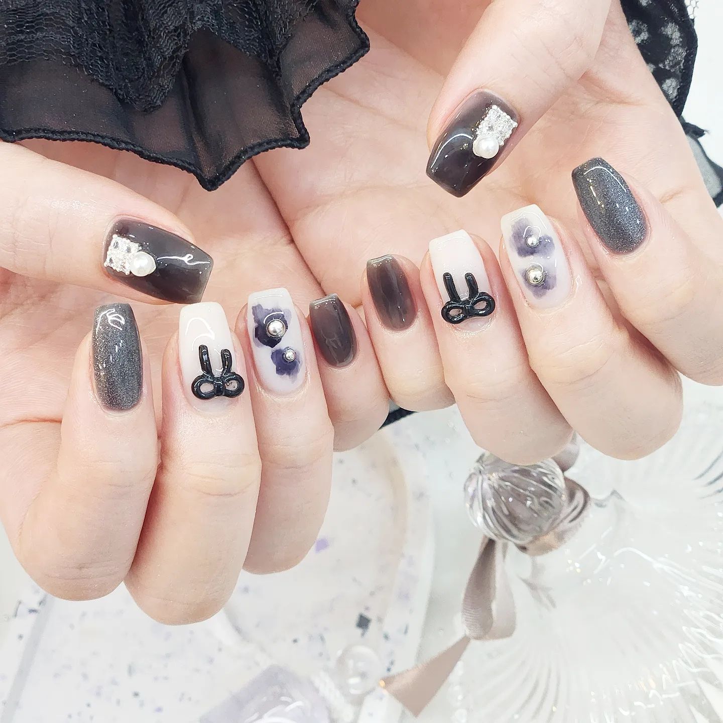 #평택네일 #평택네일샵 #평택역네일 #평택역네일샵 #네일나드리 #평택네일나드리 #평택네일추천 #평택네일샵추천 #평택네일맛집 #평택네일잘하는곳 

블랙&화이트로 알아서 예쁘게 해주세용~
했더니 완전 마음에 쏙 드는 #블랙네일아트 😍

실력파 금손 원장님 손이 엄청 빨라서
쏙오프+네일아트 1시간 30분 컷!

유지력 끝판왕 네일맛집 추천합니다
#겨울네일 #겨울네일아트 맛집 인정👍🏻

100% 예약제 / 당일 시술은 전화문의하세요~
💅🏻 평택시 통미로4번길 4 
📱 010-5833-5214

건물 바로 앞에 주차할 수 있어서 편해요
애견동반가능!