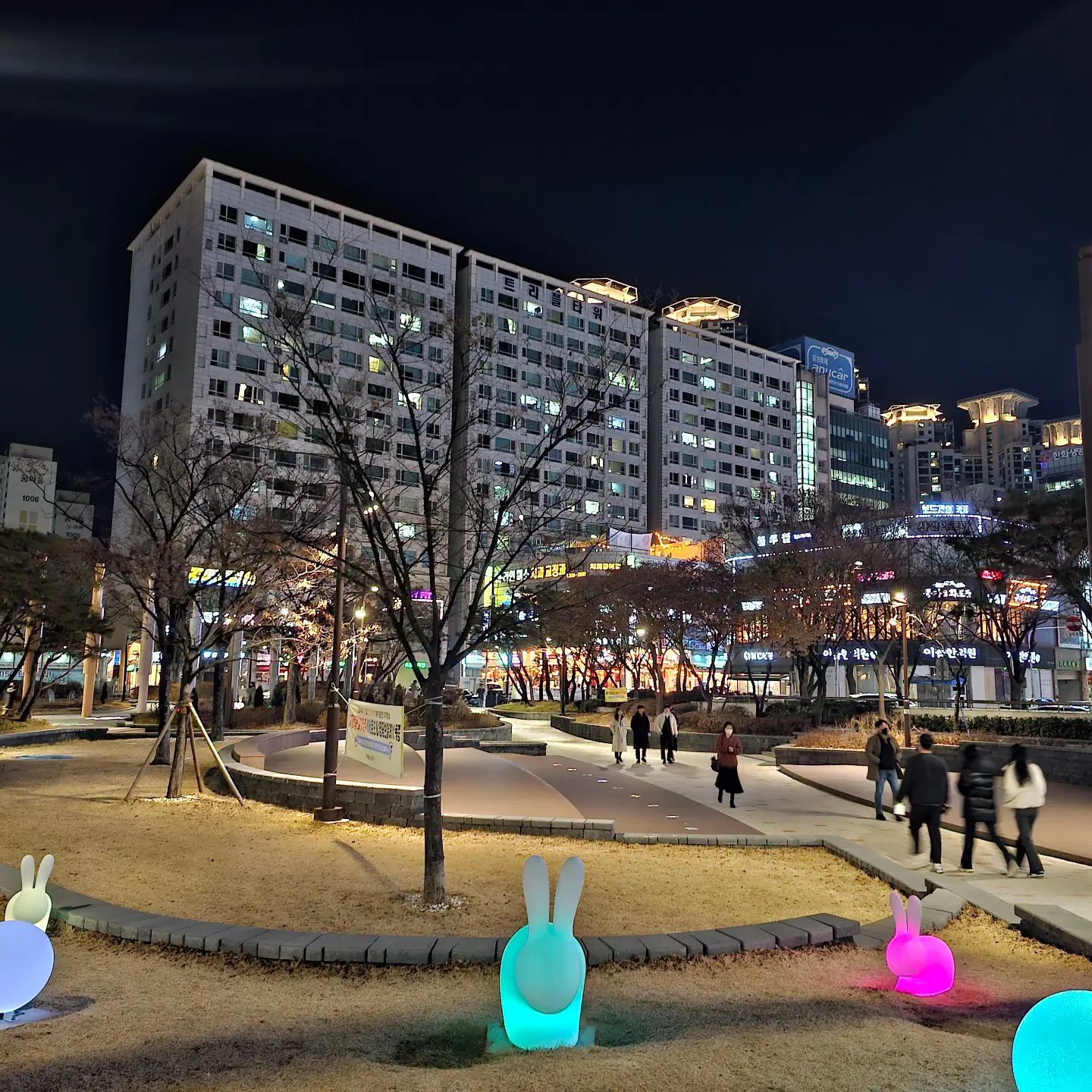 야간모드 완전 선명✨️
커튼뒤에 메뉴설명(?) 확대해서 야간모드로 찍으니 글씨 짱잘나오는것도 굿😉
.
#갤럭시S23후기 #갤럭시S23리뷰 #갤럭시S23 #와글와글S23체험단 #야간에도선명하게 #삼성전자이벤트