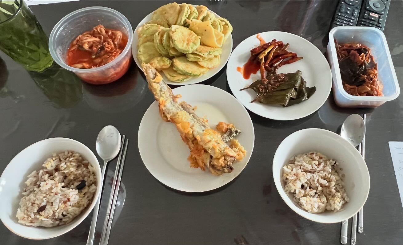 코를 디링디링 골며 집주인의 잠을 방해하면서까지 푹 자고,
저녁 밥에 이어 아침 밥까지 야무지게 얻어먹고,
마늘쫑, 깻잎장아찌 밑반찬까지 가방에 담아,
이제야 집으로 🏡🚍

아직 끝나지 않은 여행 🧳🎒
얼른 시원한 우리집 이식쿨 발릭치에 가고 싶다 🌊 🏝️