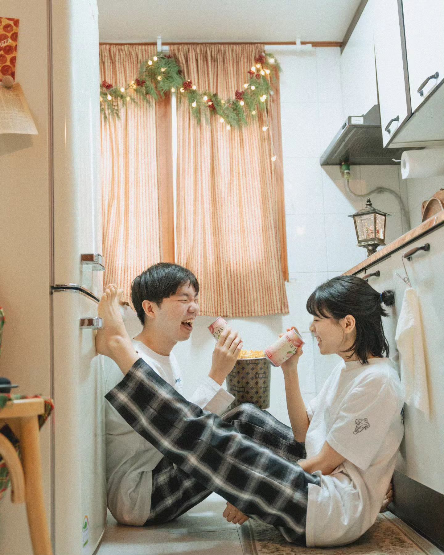 인님들은 퇴근하고 뭘 하시나요?

저는 요즘 정기적으로 하는 루틴이 있는데
건강식으로 저녁 만들어 먹는것과 운동하기예요!

맛있는 음식이 너무 많은 세상에서 어떻게하면 맛있는 음식더 먹고 건강하게 나를 가꿀수 있을지 고민하다가 선택한 방법이 저녁은 채소&단백질 듬뿍 클린식단으로 먹고 한시간정도 운동을 해주고 있어요🤍

저는 다이어트 목적보다는 정말 다음날 더 맛있는걸 먹기위한 식단관리를 하고 있는데 하루 한끼만 바꿔도 몸이 달라지더라구요😳

요리에 관심도 없었던 제가 퇴근 후 재료 사다가 레시피보고 만들어가는 재미도 생겼어요!👩‍🍳

결혼해서 사랑하는 나의 배우자와 아이들에게 맛있고 건강한 밥상 차려주기위해 지금부터 차근차근 연습해보려구요✨️

그렇게 저는 여기서 그치지않고 자격증 공부에 촬영 준비까지..폭풍 스케줄을 보내고 있어요🤣퇴근 후 더 바빠졌지만 하루하루가 너무 재밌고 보람있는거 같아요!

인님들은 퇴근 후 무얼 하시나요?
