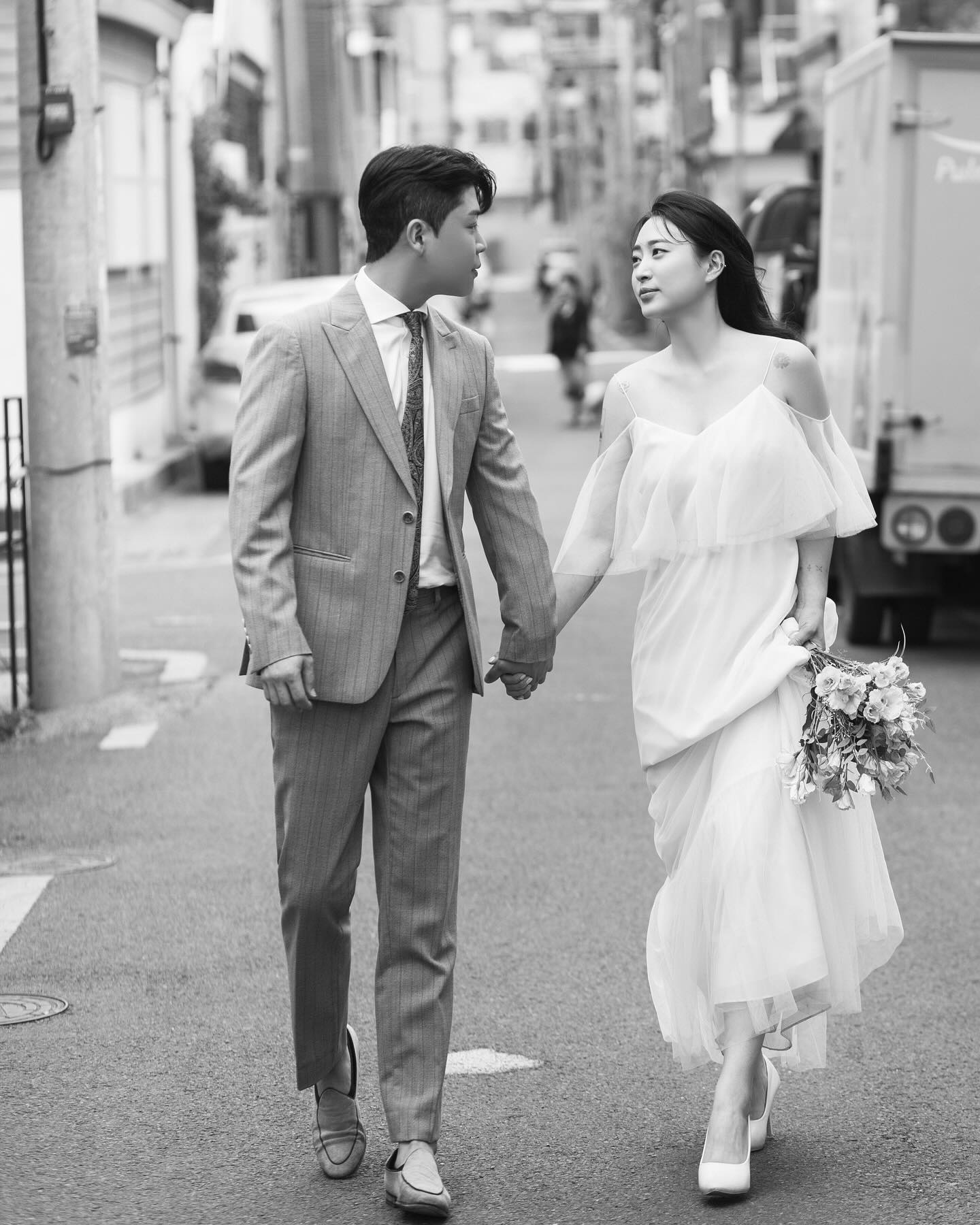 웨딩데이 D-7 💍 (로터스101 2시)
2023.12.09 (승대🤍도영) 결혼합니다 🤵🏻‍♂️👰🏻‍♀️

오랜만에 드리는 연락이 결혼소식이라
부담스러우실까 선뜻 연락 못드린 분들이 많습니다
너그러운 마음으로 이해해주시고, 먼저 연락주시면
감사한 마음으로 소식 전하겠습니다 🙏🏻

저희의 결혼식이 마음의 짐이 아닌
따뜻한 소식으로 전달되길 바라며,

저희의 첫걸음이 시작되는 날
그 자리를 함께 해 주신다면 
그마음 항상 잊지않고 살겠습니다 ✨