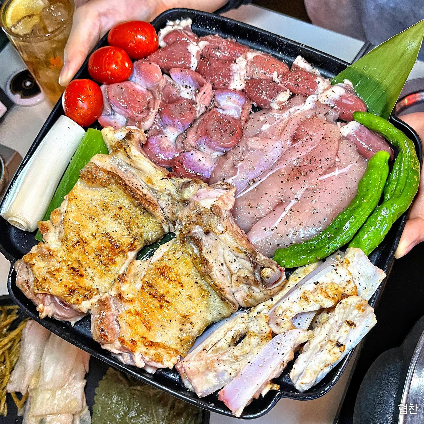 🏫 협찬
👩🏻‍🎓 #계옥정 _ #문래

여러 매체에서 인정한 서울 3대 숯불닭구이 맛집
닭의 특수부위를 골고루 맛볼 수 있는 계옥정🐓
다양한 사이드 메뉴부터 특별한 하이볼까쥐이
여기 2024 블루리본서베이도 수록된 곳이라구-

✏️ 모듬구이 중 - 35,000원
✏️ 매콤둥지밥 - 6,000원
✏️ 계옥정 모모 하이볼 - 9,000원
✏️ 계옥정 시즌 하이볼 - 9,000원

닭다리살부터 가슴연골, 안심, 염통, 근위 부위를
골고루 다양하게 맛볼 수 있는 모듬구이! 처음에
초벌을 하고 나오기 때문에 오래 기다리지 않고
금방 익어서 아주 맨족👌🏻 소스는 2가지 + 소금
개인적으로 염통 너-무 부드러워서 취향저격 ♥ 

이름에 왜 ‘매콤’이 들어가나 했는데 진짜 양념이
진하게 되어있어서 매콤하게 먹을 수 있는게 장점
특히 양파 플레이크가 있어서 식감 장난아님;;;;;;;
둥지밥 안에도 닭고기가 슉슉 들어가있음! 양이
적을 것 같으면 이 매콤둥지밥 추천⋆ 사이드 맛집임

🚌 서울 영등포구 경인로79길 17-2 1층