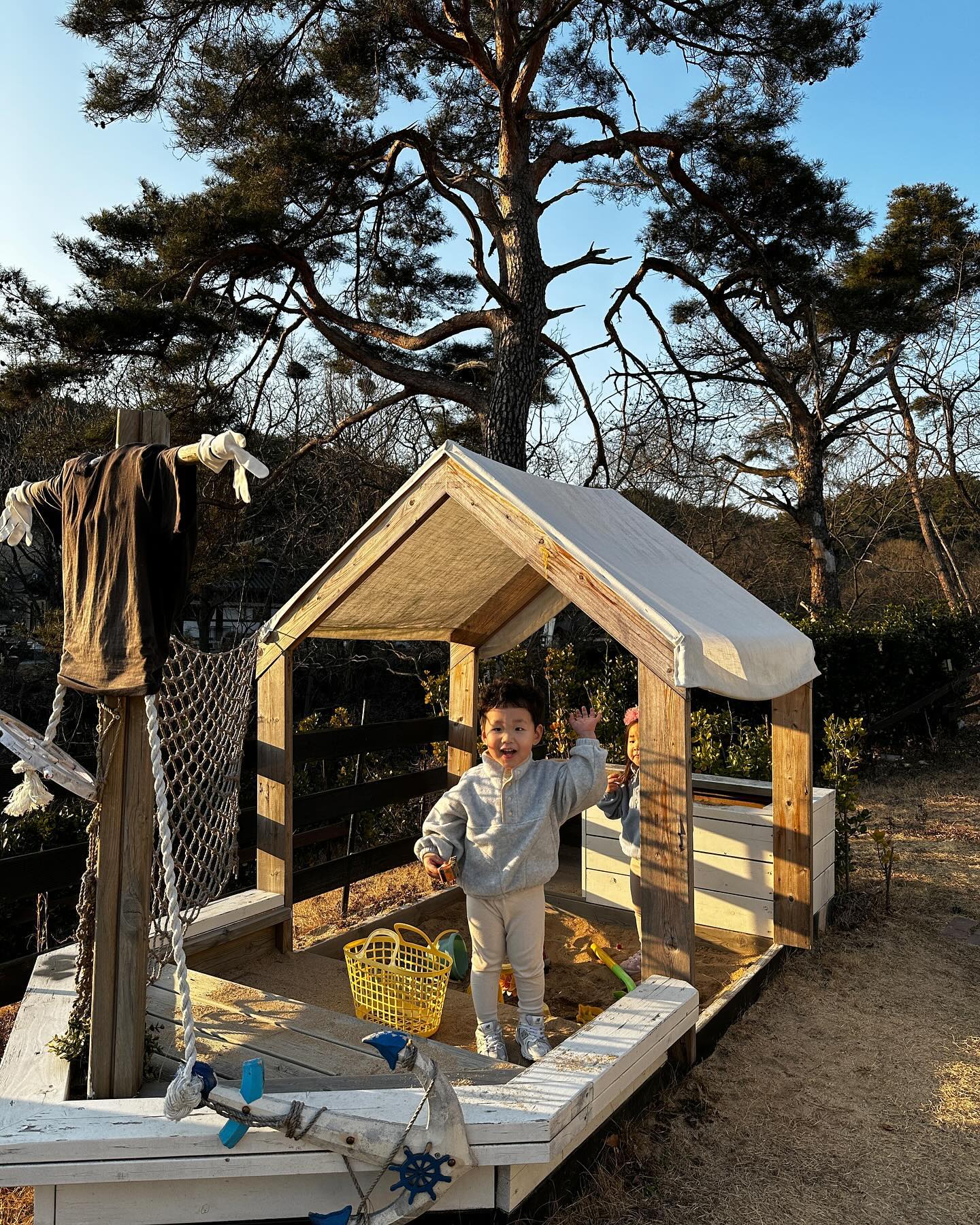 #숙소제공

이번에 아이들과 신나게 경주 가서 놀다 왔어요.
일찍 하원하고 낮잠은 차에서 재우고 부산에서 가까운 경주로 슝- 달려갔답니다.

​경주에 키즈카페를 옮겨둔 키즈 풀빌라가 있어 갔다 왔어요.
’더맘키즈풀빌라‘미리 네이버 블로그, 인스타그램을 통해 알아보고 가서
기대를 한가득 안고 갔어요. 엄마, 아빠도 기대하고 아이들은 더 기대하고!
아니나 다를까 너무 좋은 곳에 1박 2일로 신나게 놀다 왔습니다.

​저희는 A동으로 다녀왔어요. (밖에 있는 미끄럼틀이 마음에 들어 A동 선택했어요.)
​1박 2일간 신나게 놀고먹고 잤던 아이들을 위한 프라이빗 더맘키즈풀빌라

경주 더맘키즈풀빌라 진심으로 키즈 카페 통째로 옮겨둔 곳이 맞네요.
정말 실제로 보니까 역대급 장난감이 많아요. 종류도 다양한데 장난감이 깨끗하고 다 작동이 되더라고요. (건전지 다 들어있었음)

​그리고 따뜻한 물 받아 수영도 하고 야외에도 짚라인, 미끄럼틀, 등반, 자동차, 모래놀이, 역할놀이도구, 트램펄린, 애벌레 터널
정말 놀이시설이 다양해요. 아이들도 신나고 엄마, 아빠는 더 신나고! 요즘 날씨가 많이 풀려 춥지 않고 재밌게 놀았어요.

1박 2일 좋은 추억 만들기에 충분한 이 곳! 아이들과 여행갈 때는 키즈풀빌라 필수! 

🖼️ themomkids 
경주 더맘키즈풀빌라
주소/ 경북 경주시 천북면 물천안길 174-13 더맘키즈풀빌라
연락처/ 010-3812-7708
입실/ 오후 3시, 퇴실/ 오전 11시