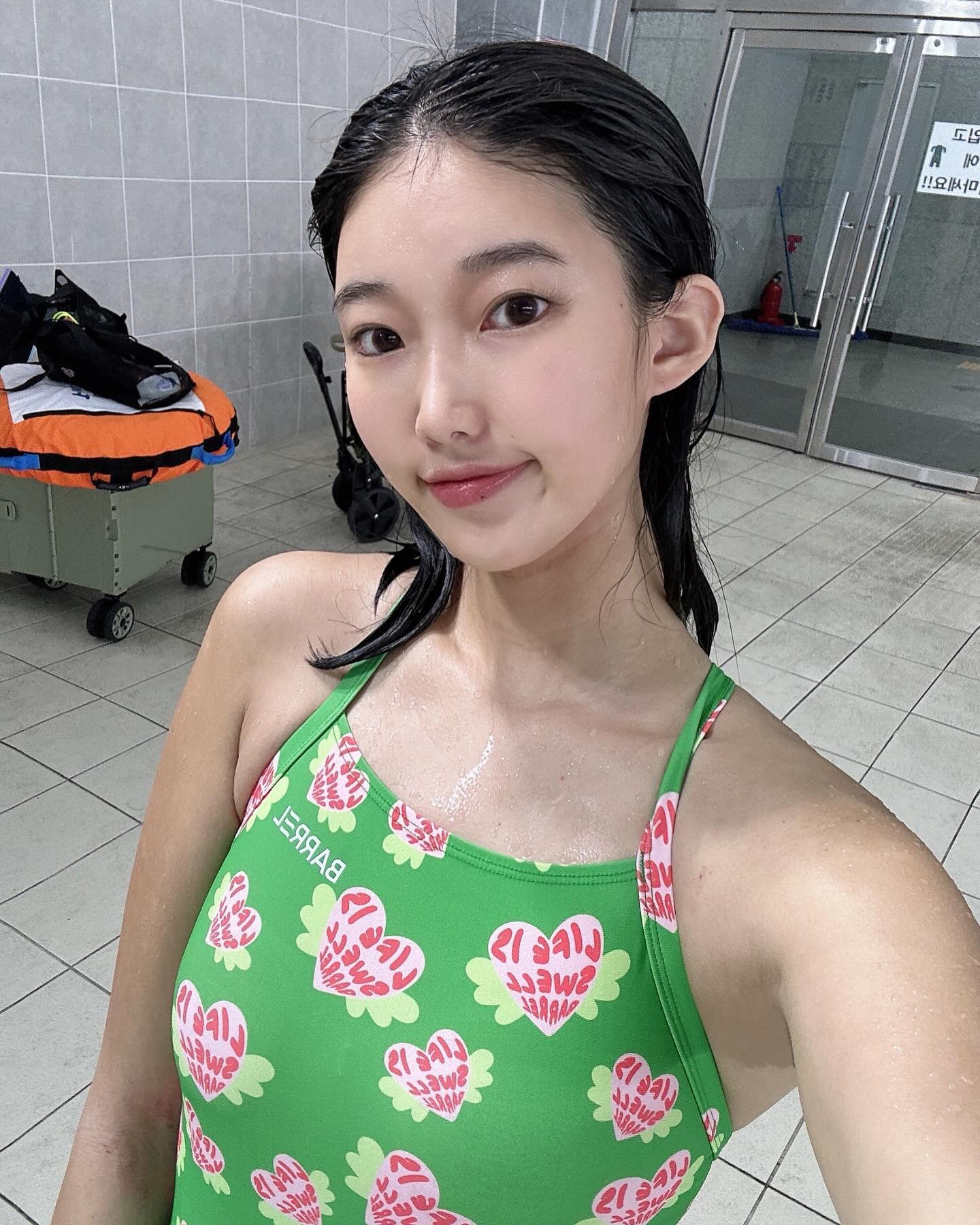 우먼 러브 플라워 𝒀백 원피스 수영복 💜
배럴 신상 수영복 그린 색상을 4일 연속 프리다이빙 교육 동안 입어보았어요!! #배럴크루 

쨍한 색감으로 물속에서 존재감 뿜뿜🫶

𝒀백 타입으로 강습 받을때 추천 드려용!!

쨍하면서 화려한 패턴의 수영복은 처음 입어봐서 걱정했는데
막성 실물보고 입어보니 포인트 주기 너무 좋은 듯😆

✔️제품 정보.  미들컷/Y백/브라캡 고리 0
✔️사이즈. (168/50–85 small사이즈)

  다른 배럴 수영복들과 동일하게
  85사이즈를 입었을때 ,
꽉 잡아주는 느낌으로 딱 맞았어요-!!
 탄탄한 느낌으로 맞는 느낌

✔️색상.  그린, 핑크, 옐로우

 #배럴 #배럴크루 #실내수영복 #여자수영복 #남자수영복
#제품제공 #협찬 #강습용수영복
