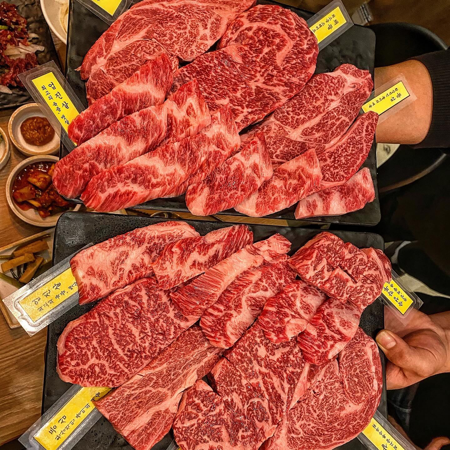 연산동 미우한우
소고기 질리도록 먹은 날. VIP 셋트 중에서도 새우살은 입에서 녹내 녹아.....🤪 서비스로 받은 육회도 굳. 기본찬으로 깔리는 미역국은 몇번을 리필했는지... 배터지게 잘 먹었습니다. 개별룸이 있어 회식이나 모임으로 최적의 장소.
.
.
.
#예동_미우한우
#예동_연산동
#예동맛집
#미우한우 #연산동 #연산동회식 #연산동소고기 #연산동소고기맛집 #연산로타리 #연산로타리맛집 #소고기 #오방맛길 #오방맛길맛집 #연산역 #연산역맛집 #연산역술집 #연산동고기집 #연산동고기