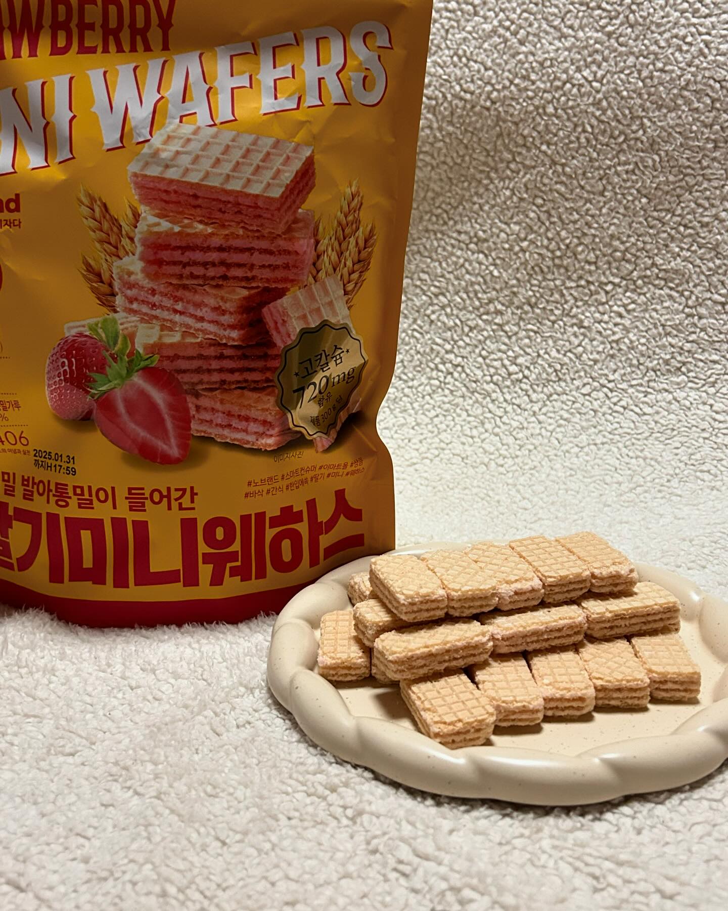 ✍️노브랜드 과자 딸기미니웨하스

✔️종종 노브랜드를 가는데 오랜만에 구경하러 갔다가 가격대도 착하고 어렸을 때 자주 먹던 웨하스가 생각나서 구매해보았어요!
우리밀 발아통밀이 들어갔고 고칼슘으로 720mg이 들어 있다고 해요~
양도 꽤나 되고 사이즈도 미니사이즈라 한입에 먹기 딱 좋아요👍
저는 딸기를 좋아해서 딸기를 골랐지만 바닐라도 있더라구요
취향껏 고르시면 되는데 간식이나 군것질 하는 용으로 딱이랍니다🍓
.
.
.
#과자 #노브랜드과자 #노브랜드추천 #노브랜드 #딸기미니웨하스 #웨하스 #웨하스과자 #food #foodstagram #군것질 #냠냠이 #냐미냐미 #먹과사전