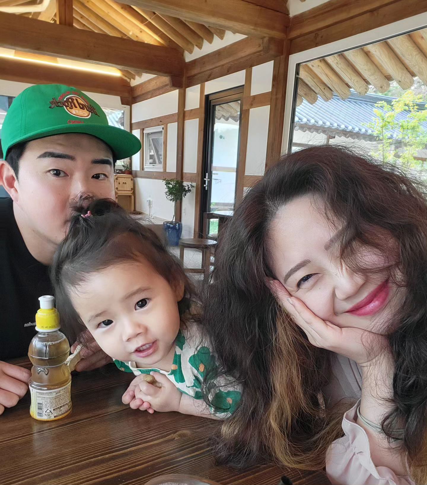 👨‍👩‍👧

날 닮은 너😍

왜 애낳고 엄마들 피드가 애기 피드로 도배되는지
낳아본 사람만 알 수 있됴...?🤨

말도 잘하고 땡깡도MAX인 이가은🥰
사랑해 😍

#엄마이거뭔데
#엄마모해애