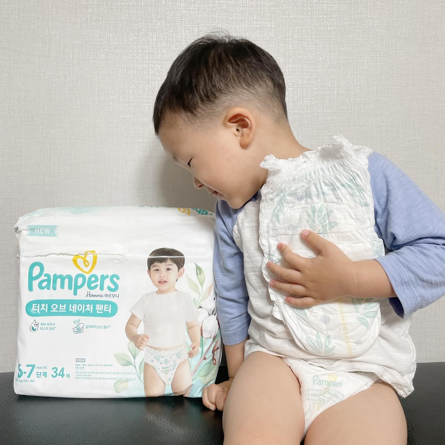 #협찬
팸퍼스 터치 오브 네이처🤍
우리 귀염둥이 건후가 팸퍼스 터치 오브 네이처
체험단으로 선정되어 직접 사용해 보았어요!

건후는 14kg 6-7단계 기저귀를 착용했는데
끼임 없이 편안하게 착용 가능했어요!

✔️피부 저자극 테스트 완료
✔️자극없는 부드러움
✔️빠른 흡수

글로벌 아기 기저귀 브랜드 답게
자극 걱정 없고 빠른 흡수로 샐 걱정 없어
편안하게 아가들이 착용하고 지낼 수 있어요!

*제3기관 피부자극 반복패치테스트(HRIPT)결과
(민감상 피부라고 응답한 소비자 122명 대상)
**부드러운 감촉을 위해 겉커버에 4% 코튼함유
***평균 아기 소변량 2회 테스트 결과
(자사 내부 실험 및 제3자 실험 결과 기준)

Thank you 💌 pamperskr 

#5월_터치오브네이처 #팸퍼스 #기저귀 #여름기저귀 #편한기저귀 #기저귀추천 #안심기저귀 #프리미엄기저귀 #팬티기저귀 #팸퍼스터치오브네이처