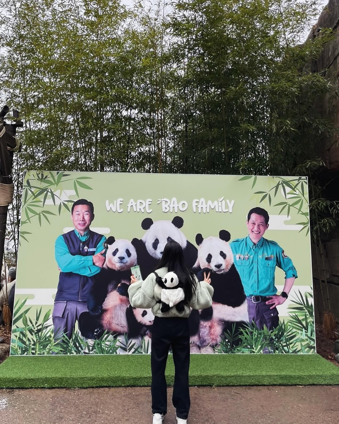 울오빠덕에 31살먹고 첫덕질 성공적 🐼💓

판다관심없는 오빠가 먼저나서서 티켓팅하고
두시간자고 비땜에 안개도 많이낀 드러운날씨에 장거리운전해주고 😭
명품 오픈런도 이해못하는 내가 놀이공원 오픈런하고
웨이팅싫어해서 안하는 우리둘이가 추운데 대기도 오래하구..
판다에 왜이렇게까지 힘빼냐고 생각할수도 잇지만
정말 너무 좋은시간이였기에 나에겐 절대 힘들지않은 시간이어따 👍🏻

말로 표현 다 못할만큼 고맙구 사랑해 ! ♥️

(+ 에버랜드 첨와봤는데 다들 어캐다니냐 철인이신가요﹖ )