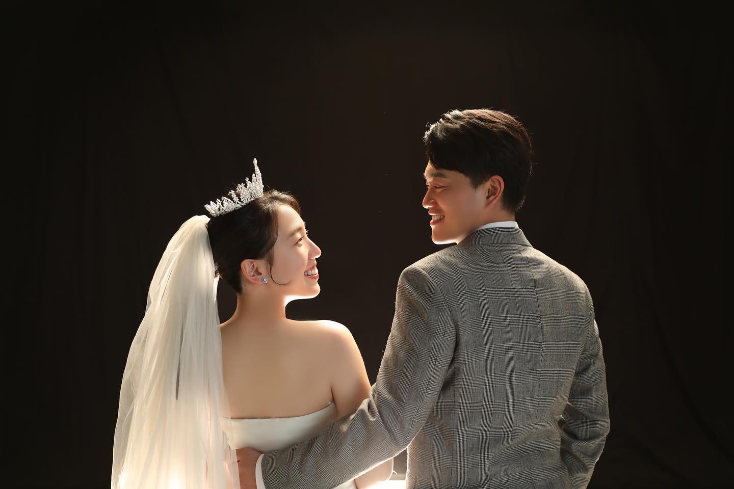 이종수❤️양주영
저희 결혼합니다.

💌 2022.11.27 일요일 오전 11시
💌 빌라 드 알티오라 2층

7년의 긴 연애 끝에 저희 둘 드디어 부부의 연을 맺게 되었습니다.

한분 한분 찾아뵙고 연락을 드리는게 예의기는 하나, 오랜만의 연락이 결혼 소식이라 부담을 가지실까 걱정되어 연락을 못 드린 분들이 많습니다.
너그럽게 이해 해 주시고 먼저 연락 주신다면 감사한 마음으로 소식 전하겠습니다.

귀한 걸음으로 축복 해 주시는 모든 분들께 감사드리고, 참석하지 못하시더라도 멀리서 축복해주시는 분들 모두 잊지않고 이쁘고 행복하게 살겠습니다❣️

#결혼합니다
#221127