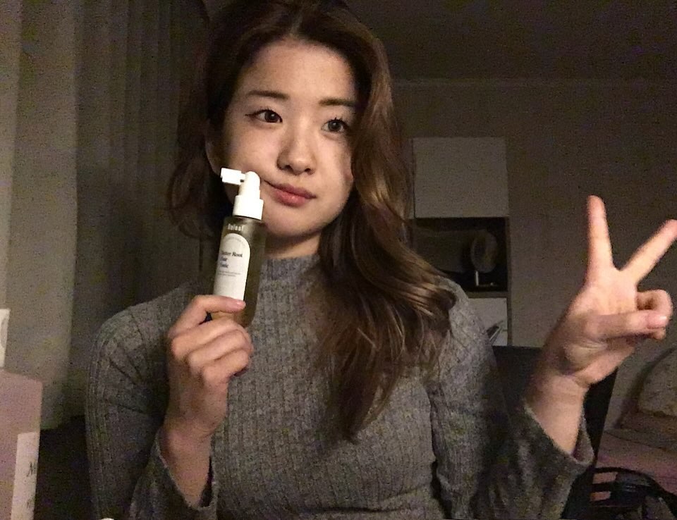 킹받는 포인트를 ✌️개만 골라보세요 ㅋ 🌱

아웅 오랜만에 광고인데 리얼 내돈내산템 연락와서 넘 기쁘고
담당자님한테 내돈으로 썼던거라고 TMI 남발했음
…
근데 리얼임 ㅜ 

2019년부터 탈염색을 멈추지 않았던 햄지쓰 ,,,
탈색이나 염색하면 두피가 왕왕건조해져서
비듬이 지이이이이이이인짜 많이 생길 수 있는데

두피도 피 부 다 !
피부에 로션바르는것처럼 두피에도 로션을 발라줘야한다 ,,, 는것과 같은 개념 ,,,

나는 머리감고 수건으로 말리고 헤어토닉 촥촥 두피에 발라주고 마를때까지 좀 기다리고 드라이기로 말려주는편 ,,,

제 머리숱 보이지요 ,,,
이래도 탈모 관리 해야한다 요말씀 ,,,
빠를수록 좋다 ,,, 
탈모증상완화에 도움이 된다는 뿌리는 두피 영양제,,,
먹기 싫으면 바르기라도 해라 … 

이미 사둔거 다 쓰고 그 다음에 뜯어야지 ,,,
왼쪽꺼가 쓰던거
오른쪽은 이번에 받은거 !
디자인이 리뉴얼됐나보오 

#협찬 #코스메틱 #코덕 #코덕스타그램 
#달리프#daleaf#ダリーフ#올리브영#달리프헤어토닉#탈모케어#탈모헤어토닉#헤어토닉#두피영양제#비듬토닉#두피영양제#두피진정#비건화장품#올리브영추천#헤어토닉추천