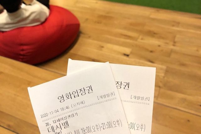 임수연 (SuYun Yim)▪️Model on Instagram: "#광고 <데시발>이 새로 개봉했어요. 액션 좋아하는 분들께 추천드리는 그런 영화예요. 사운드 빵빵하고 추격씬 액션씩 몰아쳐서 진짜 영화관