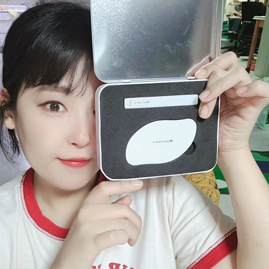 #협찬 #광고

안녕하세요 율희에요:) 
저는 피부가 진짜 예민한 편인데  특히 가을,겨울쯤 되면 피부가 트고 난리가 나서 관리가 꼭 필요 하더라구요 그래서 요즘 자주사용 하고있는 손과 발을 한번에 관리 가능한  #닥터퓨린스케이 를 소개합니다 !! 

유리소재로 제작되어 피부손상 없이 굳은살과 각질이 제거되는 제품이에요 ! 잘못하다보면 피부가 벗겨지거나 다치기마련인데  요제품은 자극없이 각질이 후두두두.. 건식상태에서 사용 후 물로 간편하게 씻어주기만 하면 제품이라 편하고 좋았어요!

틴케이스도 깔끔하니 예쁘고 화장품 담는 케이스로도 사용 가능해서 1석2조이고 보들보들 해진 발보면서 괜히 기분도 좋아지는 너무만족한 제품이에요 :) 확연한 전 후 차이 보이시죠오?!!!
피부손상없이 관리가 가능한 제품 강추드려봐요💛
.
.
#닥터퓨린스케이 #유리 #각질제거기 #발각절지게거 #발각질제거 #피부손상없는 #손톱관리기 #굳은살제거#발관리#유리소재#리뷰#닥터퓨린#추천제품#손관리