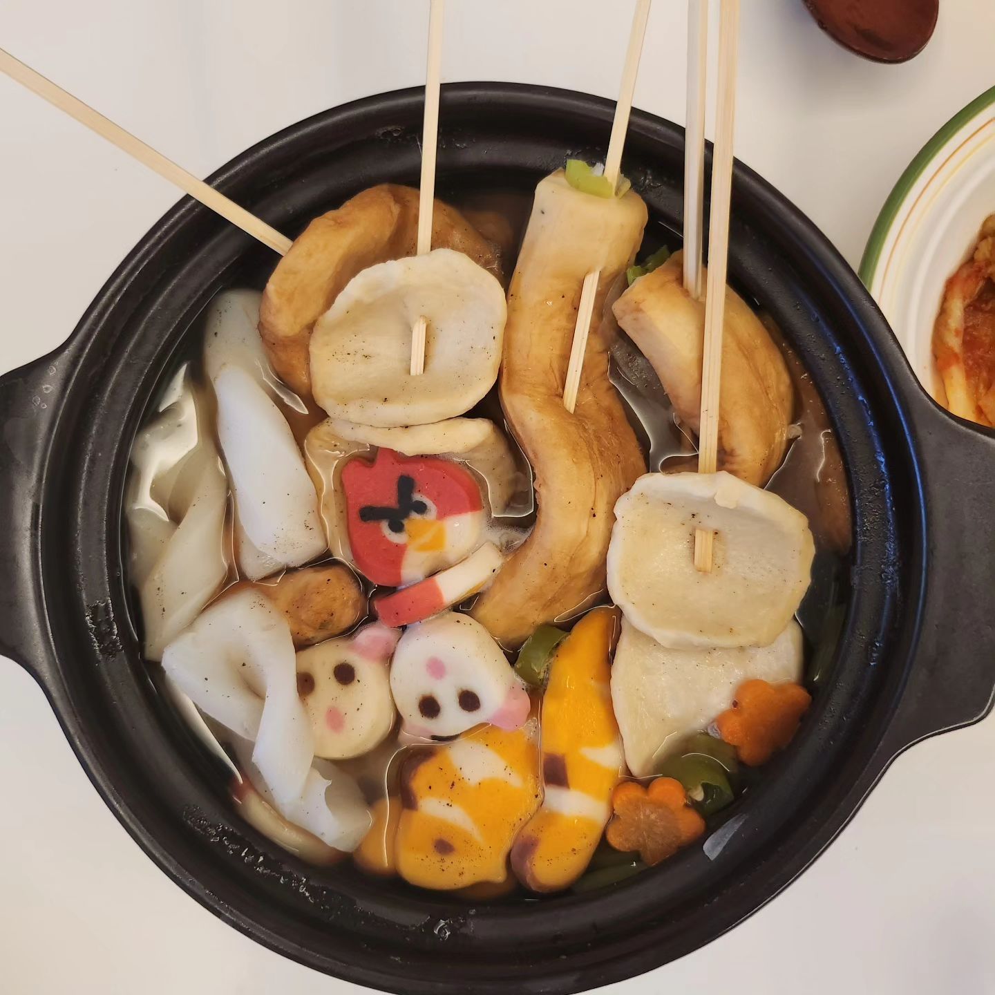 23.10.25 

사진은 열심히 찍어두지만 요즘 최대의 관심사는 만들어 먹고 사는 것 보다는 태어난지 갓 5개월이 된 딸래미♥️ 때문인지 포스팅이 매우매우 게을러져버렸네요^^;;

✔️오뎅탕
쌀쌀해오는 요런 날씨엔 오뎅탕 보글보글 해줘야 섭하지 않죠~ 일본의 캐릭터 어묵 카마보코를 찾아다니던 제게 어느 날 영감이 사다준 판다/니모/앵그리버드 어묵 3종 😆
무와 쯔유로 국물 내서 소주랑 잘 먹었습니다!

✔️알밥
매일 같은 메뉴를 먹는 듯한 일상을 보내다가 영양사 시절 식단표를 뒤적거려서 구미가 당기는걸 찾아냈어요 ㅎㅎ 인덕션을 쓰는 우리집.. 알밥 먹겠다고 부랴부랴 뚝배기와 버너를 구해왔다는 진심 가득한 메뉴 ♥️

✔️닭한마리 칼국수
이 메뉴도 마찬가지입니다:) 닭은 육수가 사기인 메뉴라 쉽고 맛있는 최고의 식재료 같아요

✔️비빔밥
엄마랑 살 땐 그냥 집에 있는 나물 꺼내서 비비면 끝이었던 비빔밥... 내 살림을 해보니 먹는 사람 둘 뿐인 집에 나물을 여러종류 해놓기가 쉽지 않네요ㅜ.ㅠ
냉장고 털어서 뚝딱 맛있게 먹었습니다 

✔️동태조림
인생 첫 동태조림 도전! 동태를 한번 팬에 구워서 만드는 방식의 유튜브를 보고 따라했는데 정말 괜찮았어요 하지만 생선 대가리는 왜이리도 무서운걸까요...😩 헐레벌떡 음쓰통으로 직행... 주부라면 극복해야하는.. 과제일까요?

✔️참치회
동원에서 냉동으로 나온 제품! 천천히 냉장실에서 해동해서 드셔보세요 강추입니다

✔️차돌 순두부찌개, 함박스테이크,궁채나물
과 볶음김치, 고사리나물 

오도곡한 식감을 좋아해서 궁채에 들깨가루 넣어 무쳐 반찬 뚝딱 만들어 먹어보았어요

✔️열무국수
친정 엄마가 가까운 곳에 사는건 참 좋네요 엄마가 갖다주신 열무 물김치로 여름이 가기 전에 시원하게 국수 말아 해장!

✔️항정살 솥밥
두부구이와 감자전도 함께 곁들여 먹었어요 :)
우리 아가씨 오는 날이라 메뉴 고심을 했지만 마음에 쏙 들게 짠 메뉴가 못 된 것 같아 아쉬워 죽는줄 알았다는 ㅠㅠ 역시 솥밥은 차돌이 최곱니다

✔️삼치엿장구이
두부조림과 오뎅볶음 참나물  ㅎㅎ 급식에서 참 흔한 조합이쥬? 꼴랑 몇년 일해놓고 습관은 못 버리나봅니다..🤣 

10장 가득 1달 반 동안의 이야기를 쓰려니 글이 짱짱 기네요!! 너무 오래 조용했어서 보시는 분이 있을까 싶지만 우리 가족의 추억이기도 하니 가끔이라도 기록하는걸로!!
그럼 안뇽*

#집밥 #집밥스타그램 #주부 #급식메뉴 #집밥메뉴 #저메추#점메추#주부스타그램 #먹스타그램 #먹팔 #먹소통 #먹부림 #밥스타그램#육아맘소통