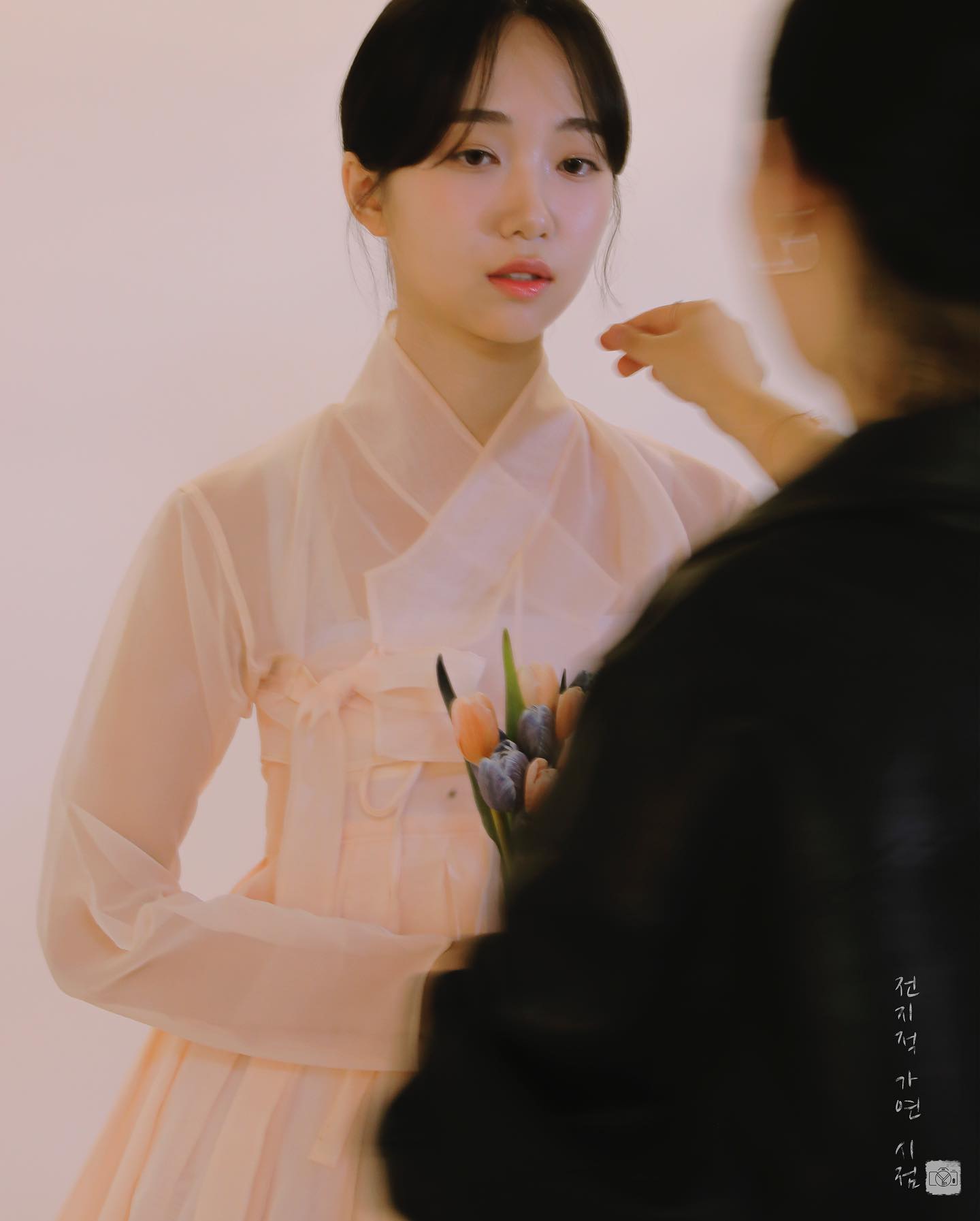 💭 
조화가 주는 단조로움이 좋아서 처음엔 생화보다는 조화만을 가지고 촬영을 했었는데 
 
생화 꽃이 주는 싱그러움도 튀지 않고 한복과 잘 어울리게 예쁘다 느껴지는 요즘이예요🌸 
아니 그리고 조화만큼 큰 꽃들도 많더라고요?? 정말...! 할 수 있는 게 더 많아질수도 있다는 생각을 하니까 너무 신나용🎉
.
.
.
#전지적가연시점 #한복화보 #한복스냅 #대전 #대전사진관