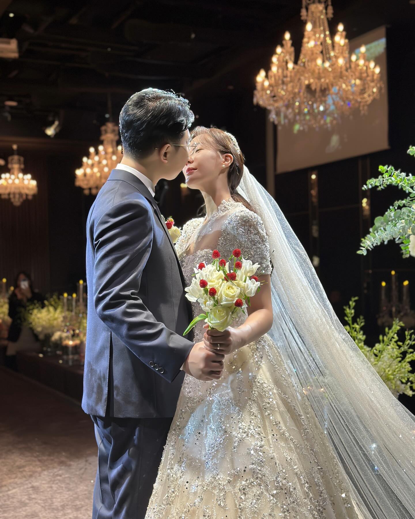 -
11월25일 본식 끝 ! 
벌써 19일이 지났다니…시간 빠르다 빨러 ! 
후회되는 부분이 넘 많지만
두번은 없을 결혼식. ❣️

다이렉트 추천인[심쿵하나럽]

🫶네이버카페 *다이렉트 결혼준비* 가입시
🫶추천인 [심쿵하나럽] 입력하고
30,000 포인트 적립 받으세요🎶

💍다이렉트웨딩을 통해 결혼 상담만 받아도,
결혼 준비과정 후기만 남겨도, 
카페 SNS 활동으로 받을 수 있는 
포인트 모아서 합리적인 비용으로 결혼준비 가능.

.
.
.
direct.wedding #다이렉트결혼준비 #본식스냅 #수원웨딩 #본식끝 #루클라비