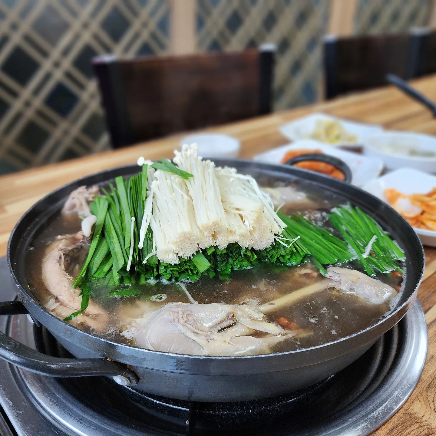 이천 중리동 #느티나무집

뜨끈한 닭백숙 보양식으로 최고👍
마무리로 죽까지 먹으면 든든함

🧾한방토종닭백숙 ₩70,000

📍경기 이천시 부악로 30-62