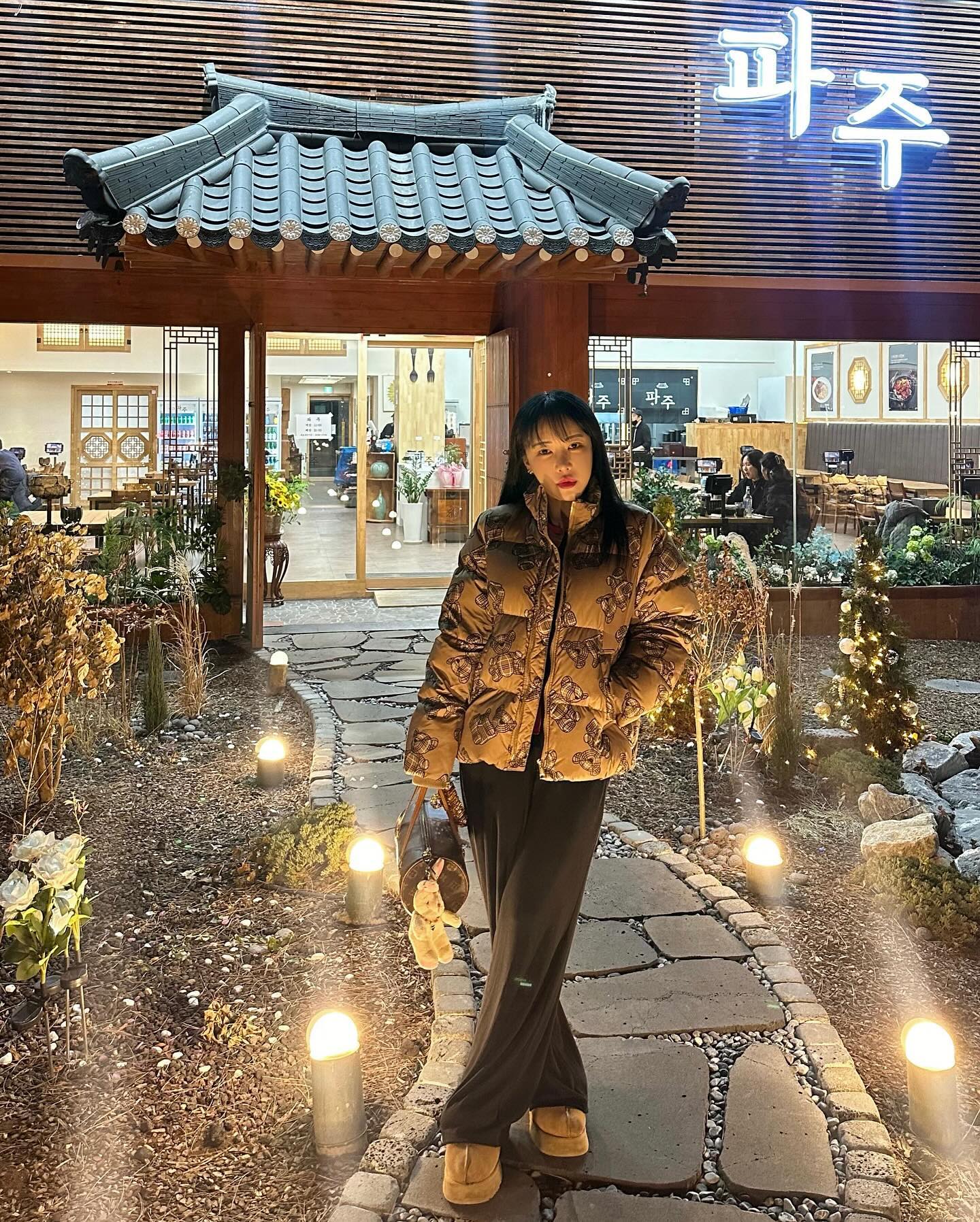 🎊
파주에서 파주 찾기 🧐

파주 왔으니까 파쥬맥걸리 먹어보기 🍶
메인메뉴가 석갈비 & 갈비전골인데 선택장애가 심한 탓에
두개 다 시켰어요 .. 오히려 조와 🤎

돼지랑 소 석갈비 하나씩 먹어봤는데 어쩜 둘 다 맛있냐구 ㅠ
개인적으로 소 파지만 돼지도 너무 부드love 🫶🏻

갈비전골은 칼칼한 게 땡겨서 매운맛으로 주문했는데
생각보다 매워서 깜짝 놀랐어요 ! 매운 거 잘 못드시면
된장이나 간장베이스 추천드려요 ㅎ ㅎ

파주막걸리 보여서 바아로 주문 !
막걸리에 전이 빠질 수 없으니까 핑계 같지만 주문해주구요 ~

마지막 후식으로 냉면까지 먹었는데
꼬기에 냉면 = 맛없없 조합 🤤

• 경기 파주시 탄현면 필승로 506
• 매일 11:00-21:00 / B T 15:00-17:00
#파주맛집 #파주