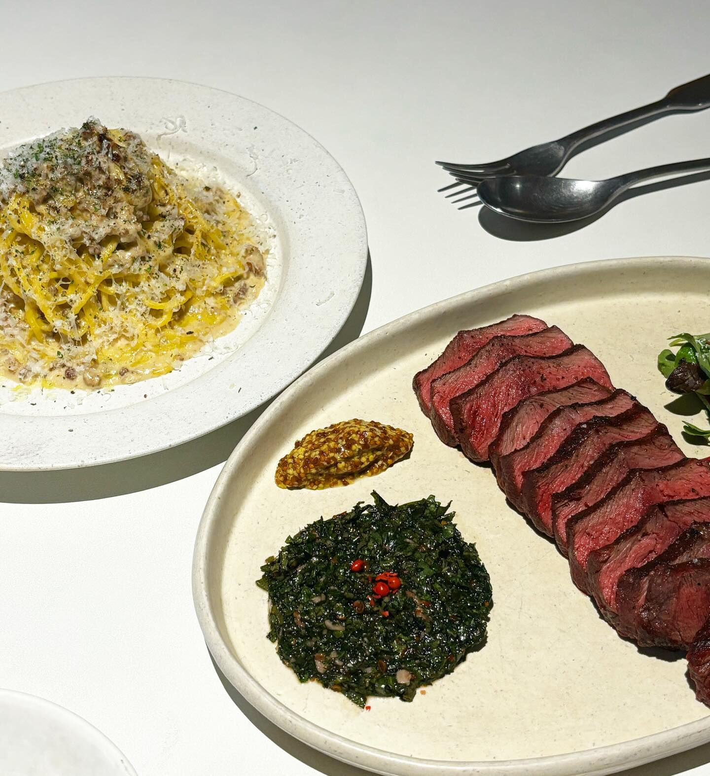 🏠잉글룸

대구 남구 대명로 222-2
🥩부채살스테이크
🍝화이트라구파스타

너무 예쁜 양식집  들어서자마자 너무 예쁜 가게였습니다~
해질때쯤 도착했는데 은은하게 들어노는 햇빛이 가게분위기랑 너무 잘어울렸어요.
화이트 라구파스타는 엄청 넉진하고 고소하고 짭짤한 소스였는데 생면이 진짜 소스간이 쫙베여서 너무 맛있었습니다.
부채살은 말뭐.. 같이 나오는 깻잎 지미추리가 진짜 찰떡 궁합!! 원래 지미추리 소스를 별로안좋아하는데 깻잎이라그런지 거부감없이 새콤 은은하니 너무 잘어울럈어요😋😋
가게한켠에는 와인샵이 있어서 이것저것 구경도하고 재밌던 잉글룸🍷
 

#잉글룸#ingleroom#대구와인샵#대구그로서리샵
#술스타그램#대명동와인바#대명동와인샵#앞산와인샵#와인스타그램
#와인파티#가성비와인바#내추럴와인#앞산와인바#대구와인바#앞산파스타맛집#대명동맛집#앞산맛집#앞산양식맛집#대명동양식맛집#현충로맛집#대구앞산맛집#대구앞산와인#대구앞산와인바#대구앞산양식#대구앞산양식맛집