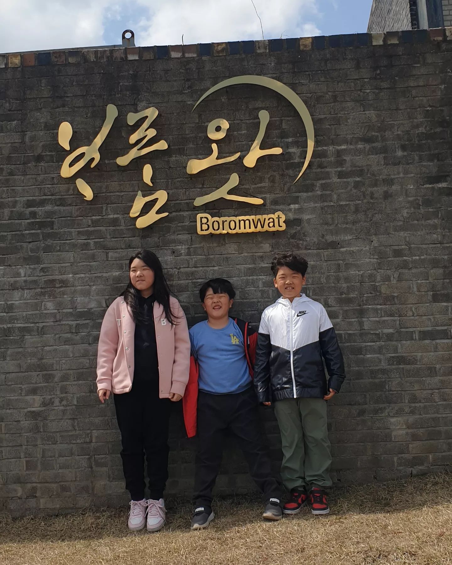 2017년 이후, 다시 찾은 보롬왓 🌷⚘ .

아이들이 너무 훌쩍 커버린것 같아 마음 한켠은 이상했지만,
같은 장소를 완전체로 다시 갈 수 있다는 행복이 더 컸다 💛 .

유채꽃과 튤립을 가득히 눈에 담고 올 수 있어 좋았다 .
(나 평생 볼 튤립 실컷봐서 너무 좋았어,,,,🙊 ) .

그토록 타고 싶다던 전참시에 나왔던 깡통기차도 타보고 🙂 .

#보롬왓 #제주도보롬왓 #제주여행 #제주보롬왓 #여행그램 #다둥이네 #일상 #제주그램 #가족그램