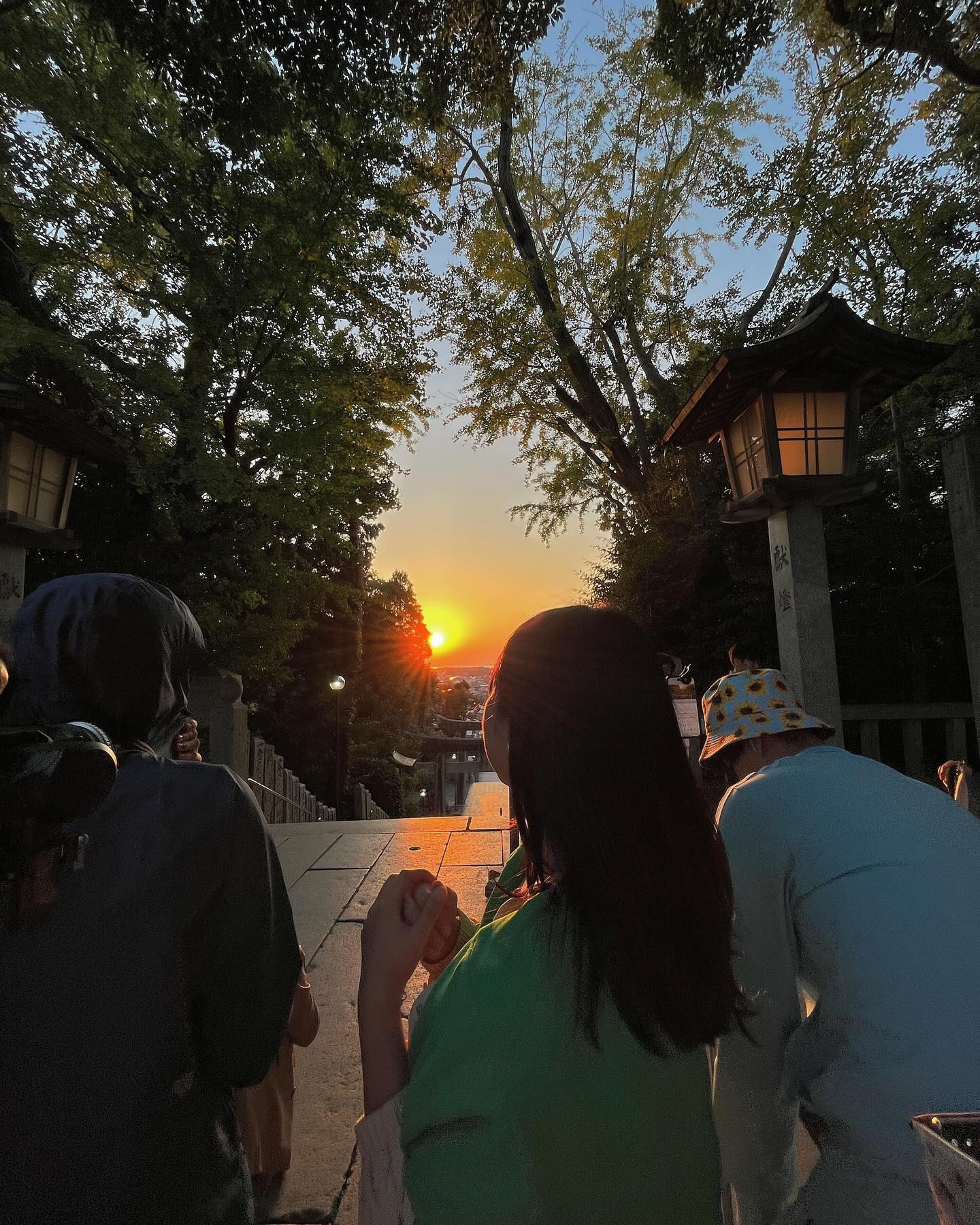 작정하고 보는 후코까 선센맛집 ☀️

1. 미야지다케 신사 빛의 길 (올라가서 보면 바다끝부터 이길까지 해가 비치는 붉은 빛, 현지인 사이 엄청 유명한 곳)
2. 미야지하마 해변 (기장 느낌, 현지인만 많음, 오션뷰 카페 많아서 윤슬 보며 기다리는 재미가 있었음)
3. 나카스강 유람선 하카타베이루트 (현지인 어머님아버님들이 많음, 인디가수와 한시간 같이 도는데 음악에 취하고 바다에 취하고 근데 얼굴 난리남, 낭만 그잡채) 

멍~ 때리고 생각 교통정리하기 좋은 시간~~🧡

#햇빛알레르기
#따위신경안씀 
#이러고한국와서피부과행..