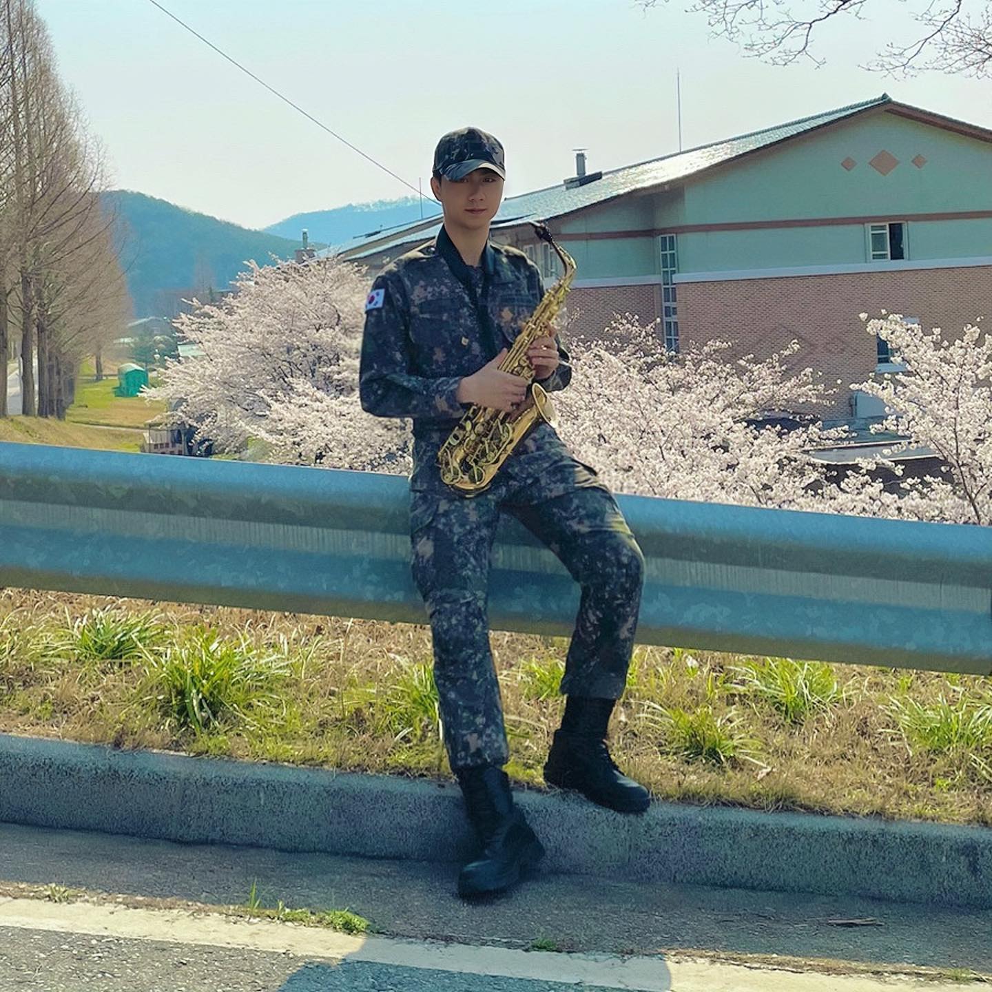 🪖 2021.05.31 - 2022.11.30 🎷
‘육군 교육사령부 상무대 근무지원단 군악대’
 육훈소 157번 훈련병으로 시작해 군악대 병장 만기전역까지,
여러분 덕에 정말 감사하고 행복했던 군생활이었습니다.
 한 명의 군악대원이 아닌, 하나의 군악대로써 좋은 기억들 가지고 잘 살아가겠습니다.
 다들 너무 감사했고 사랑합니다!! 😍