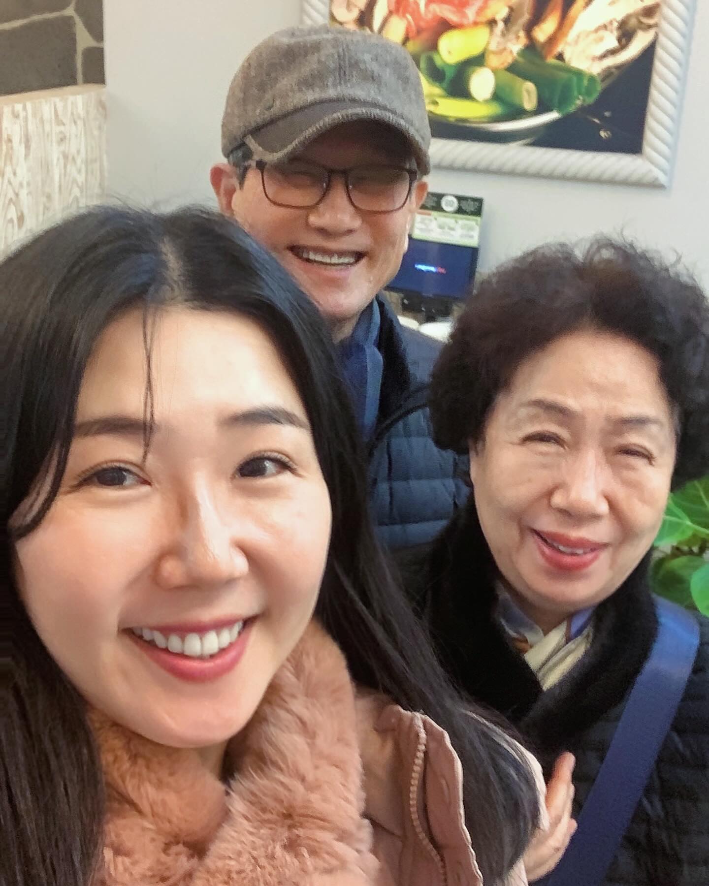 어느덧 2024년의 1월이 지나버렸..🫢

1월은 늘 특별하지만 올해는 특히 오랜 숙원이었던 첫 싱글 음원이 나오게 된 정말 특별하고 의미있는 달이었다🥹
근데 그만큼 맘고생을 넘 심하게 하면서 첨으로 입맛 없다는것이 뭔지도 알게 되고 살도 살짝 빠졌었던…😭
(그동안은 힘들면 힘들수록 뭘 먹어서 살이 쪘었음😂)

암튼 요즘 하도 맘이 힘들다 하면서 밥도 잘 못먹었더니 어젠 엄빠가 집근처 샤브샤브& 월남쌈 먹으러 가자고 하셔서 다녀옴. (다시 슬슬 입맛 돌아와서 몸무게도 돌아갈까봐 무섭😅) 
.
1월의 마지막날이었던 오늘은 (12시 지나 2월이 되었지만 ㅠㅠ) 낮엔 수요일이라 #송커피 에서 #웬지라이브 촬영🥰🎤📷🎶 
(지난주에 찍은 #김누림Amazing 곧 업로드 예정🤗)
.
저녁엔 오랜만에 엄마랑 #영화데이트 🥰
영화는 울 #낯대6기 태현님이 음악작업에 함께 한 #시민덕희 🎥 
이렇게 정의롭고 용감한 시민이 있다니🫢
실화라는게 넘 놀랍고 맴이 따뜻해짐🥰 감사🫶🏻
그리고 덕희님이 가지고 계신, 나에게 넘나 필요한 강철멘탈과 추진력에 도전 많이 받고 옴💪🏻💪🏻 
#중꺽마 대박 멋찜👍🏻👍🏻👍🏻👍🏻👍🏻
.
나도 감사한것들 생각하면서 안좋은 생각들 떨쳐내고 힘내서 앞으로 나아가야지😁💪🏻💪🏻
.
.
[감사제목들]

•우선 넘 좋은 부모님 주심에 감사감사♥️♥️
•어메이징 나오고 나서 많은 곳에서 부를수 있었고 많은 분들이 은혜 받았다 해주심에 넘 감격 감사🥹🫶🏻 
•1월 끝나기 전에 다시 멘탈이 회복되고 있어 넘 다행 감사🥰
•주님이 함께 하고 계시고 날 인도하고 계시다는걸 다시 한번 확실히 느끼게 해주셔서 감동 감사🥹🫶🏻🫶🏻 
.
.
.
.
#영화 #영화추천 #시민덕희 #영화리뷰 
#2024년1월 안녕👋🏻
#2월엔 더욱 기쁨과 감사 가득하길🥹🙏🏻