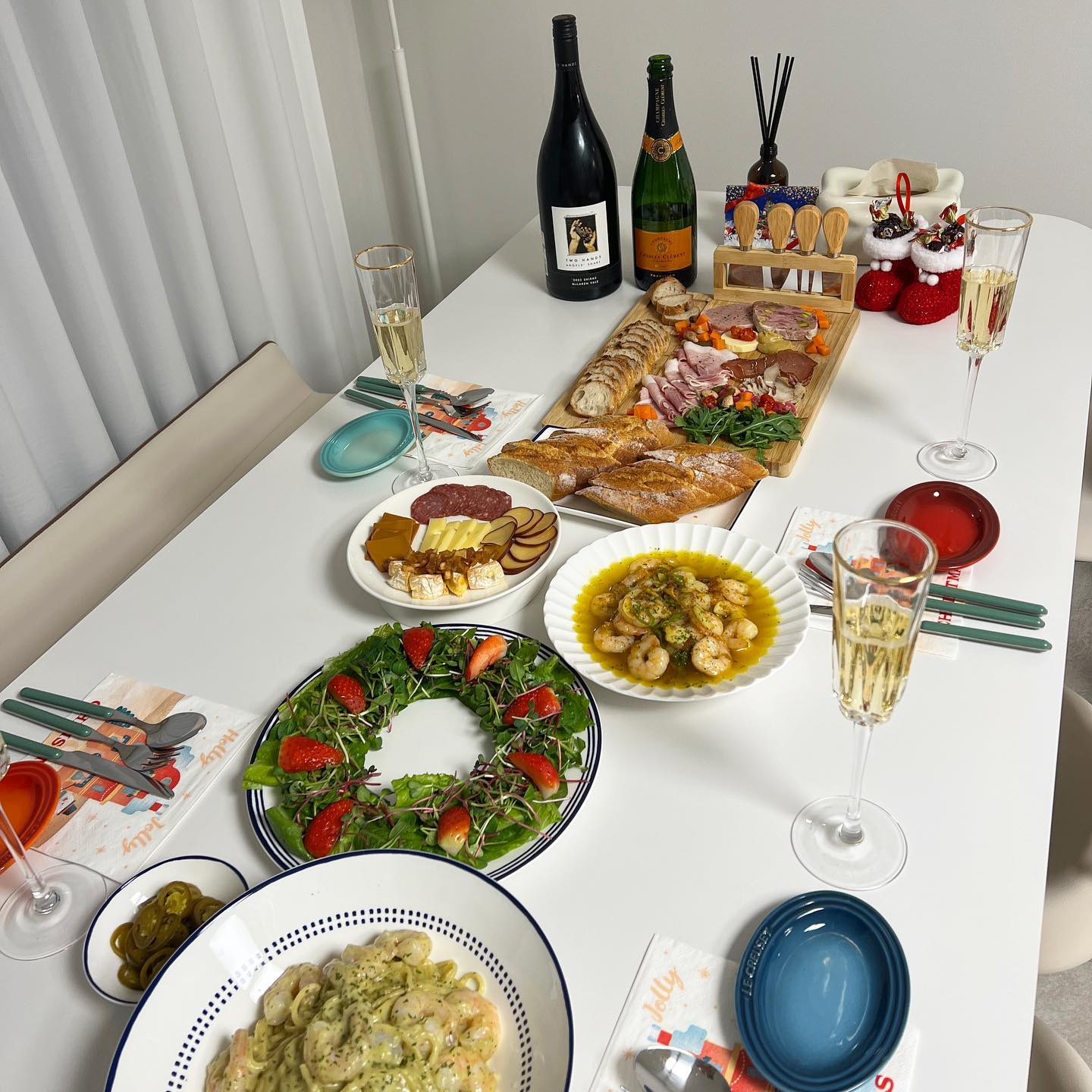 예슬이랑 오빠를 초대해서 더 풍족했던 크리스마스 홈파티🎅🏻
예슬이는 맛난 딸기 케이크를, 오빤 #샤를끌레망 두병을 찬조해준 덕에 더더더더더 배터지게 먹어버려따 🎄 새벽 2시까지 스플랜더 하다가 급 빙어낚시 벙개까지 약속해버린 ㅋㅋㅋ 둘도 좋디만, 넷이 보내는 클스도 아주 즐거워따 👏🏻👏🏻

#크리스마스 #크리스마스파티 #크리스마스케이크 #홈파티 #christmas #christmasparty