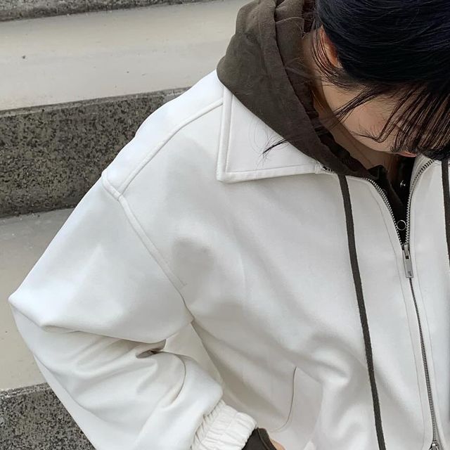 유딘 on Instagram: "#광고 #협찬 간편하게 걸칠 수 있는 비바브라운 카라 블루종 스웨이드 자켓🩵 소프트한 터치감과 은은하게 광택감으로 고급스러운 무드에 옷 이에용 ☺️ 특히, 투웨이라