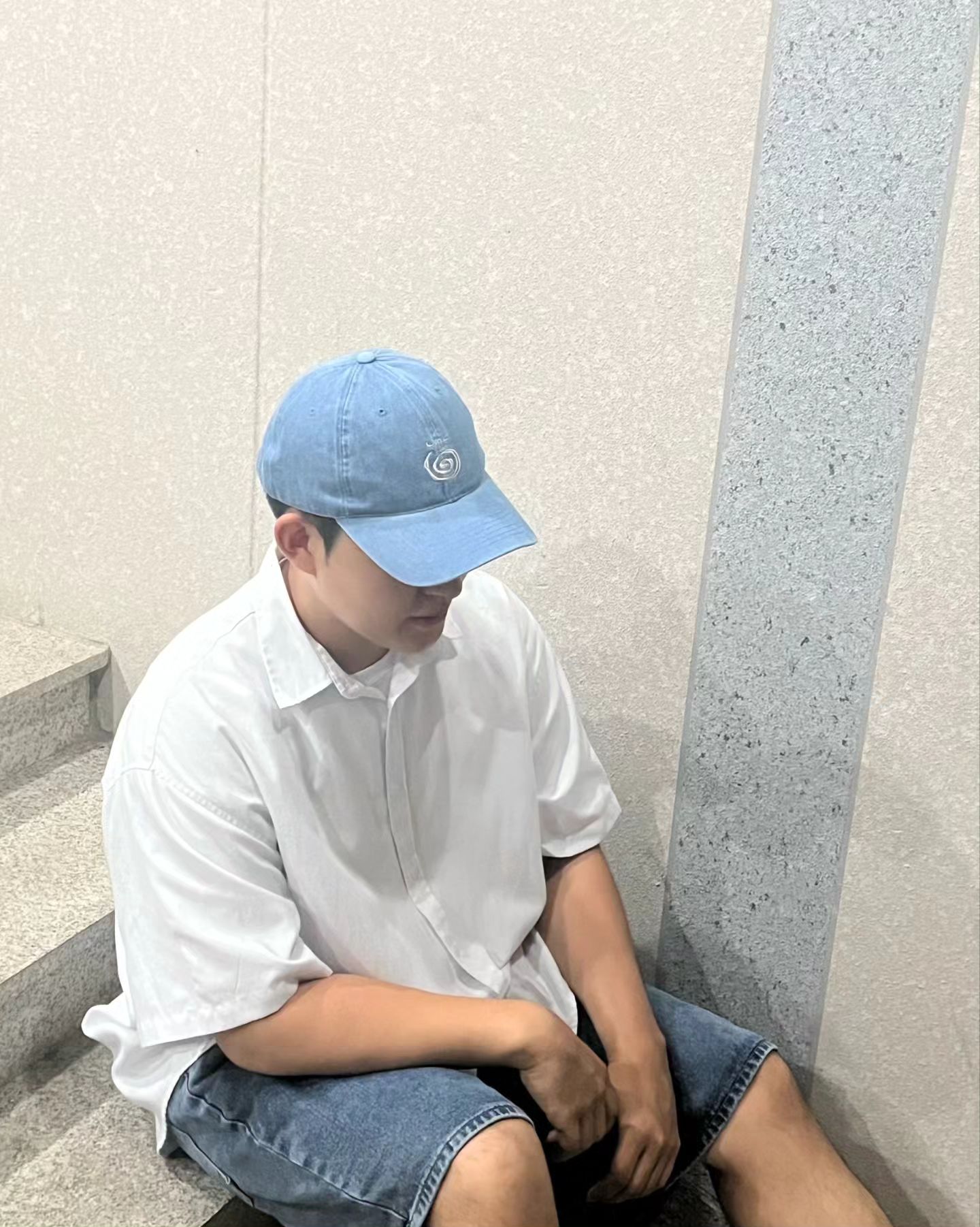 흰색 셔츠에 청반바지는 너무 이쁜 옵션인 거 같아요 ㅎㅎ

최근에 사고 싶어서 고민하다가 결국 사버린 청모자로 포인트까지 ~

모자 :https://musinsaapp.page.link/UUFmjmQgBsLAWd8d8

#oodt
#패션계정환영 #ootdfashion #20대코디 #30대코디  #남자코디 #fassion #직장인룩 #직장인스타그램 #오피스룩코디 #패션계정맞팔 #오늘의룩 #깔끔룩 #출근룩 #여름남자코디 #선팔하면맞팔 #무신사 #스파오 #korea #엘엠씨  #lmc