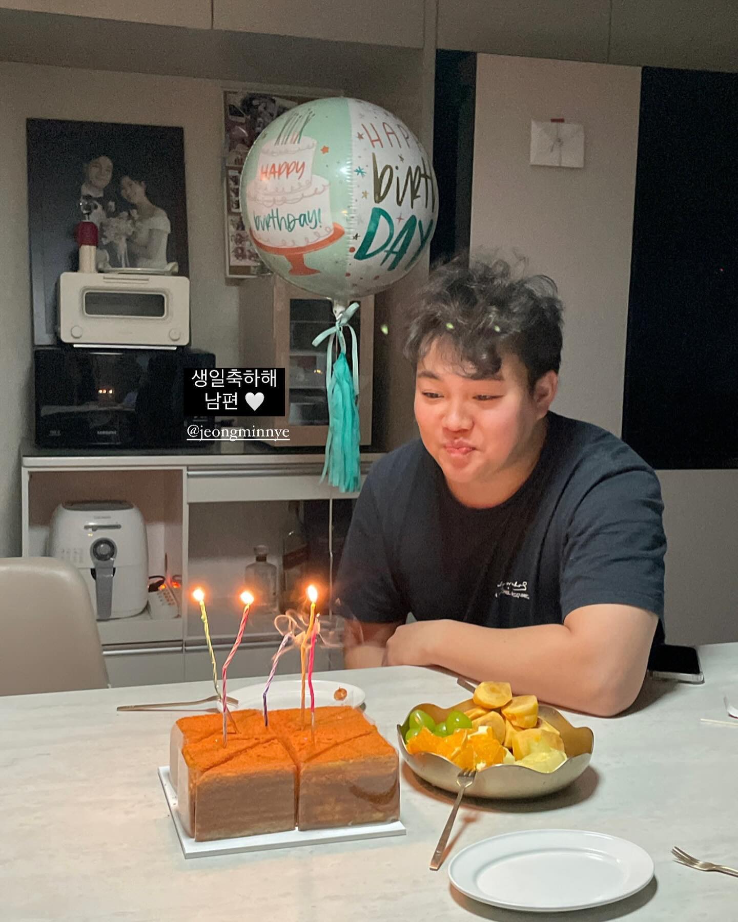 생일축하해 남편🎂 jeongminnye 
생일 선물은 육아해방 2박3일 해외여행 티켓이여 ✈️
맘대로 3박 4일로 늘리려거든
떠나기 전에 나도 하루 해방시켜주고~

사진 순서대로 짤막한 코멘트 
2) 서프라이즈 풍선에 어이없는 표정
3) 할거다해야 끌 수 있는 촛불
4) 사실 풍선은 지호를 위해서 산거라는 거
5) 아들과 놀아주는 아빠란..
6) 아빠 생일에 맞춰 사랑해요 장기를 터득한 지호
7) 사랑해요 무한 지옥에 빠진 가족
8) 오빠 직원들이 선물해준 러시안케이크
9) 그냥 기여워서..? 👶🏻

#HBD #남편생일