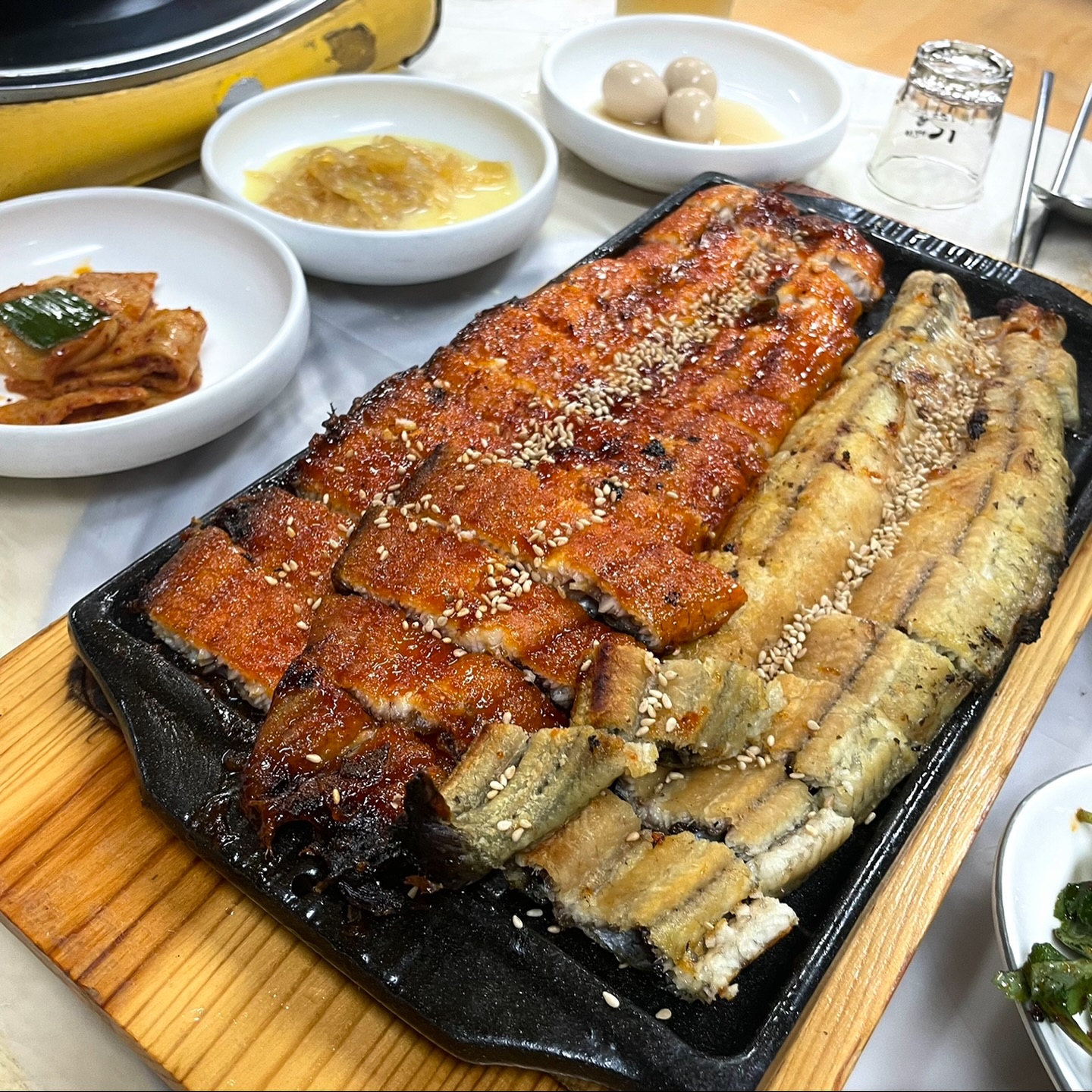 다 구워져 나오니 먹기 좋규 냄새듀 안난다규

파장어는 오랜만에 먹으니 맛있고 볶음밥 못참쥐🫠

반찬도 잘나오니 너무 좋자낭
.
.
[서산 / 원조장어마을]

🐍 충남 서산시 한마음6로 52

🍴반반 1kg - 100,000원
🍴파김치 장어전골 반키로 - 60,000원

#서산 #서산맛집 #서산호수공원 #서산가볼만한곳 #장어맛집 #서산장어 #장어구이 #파장어 #원조장어마을 #파김치장어 #맛집 #맛집추천 #회식장소 #오늘뭐먹지 #저메추