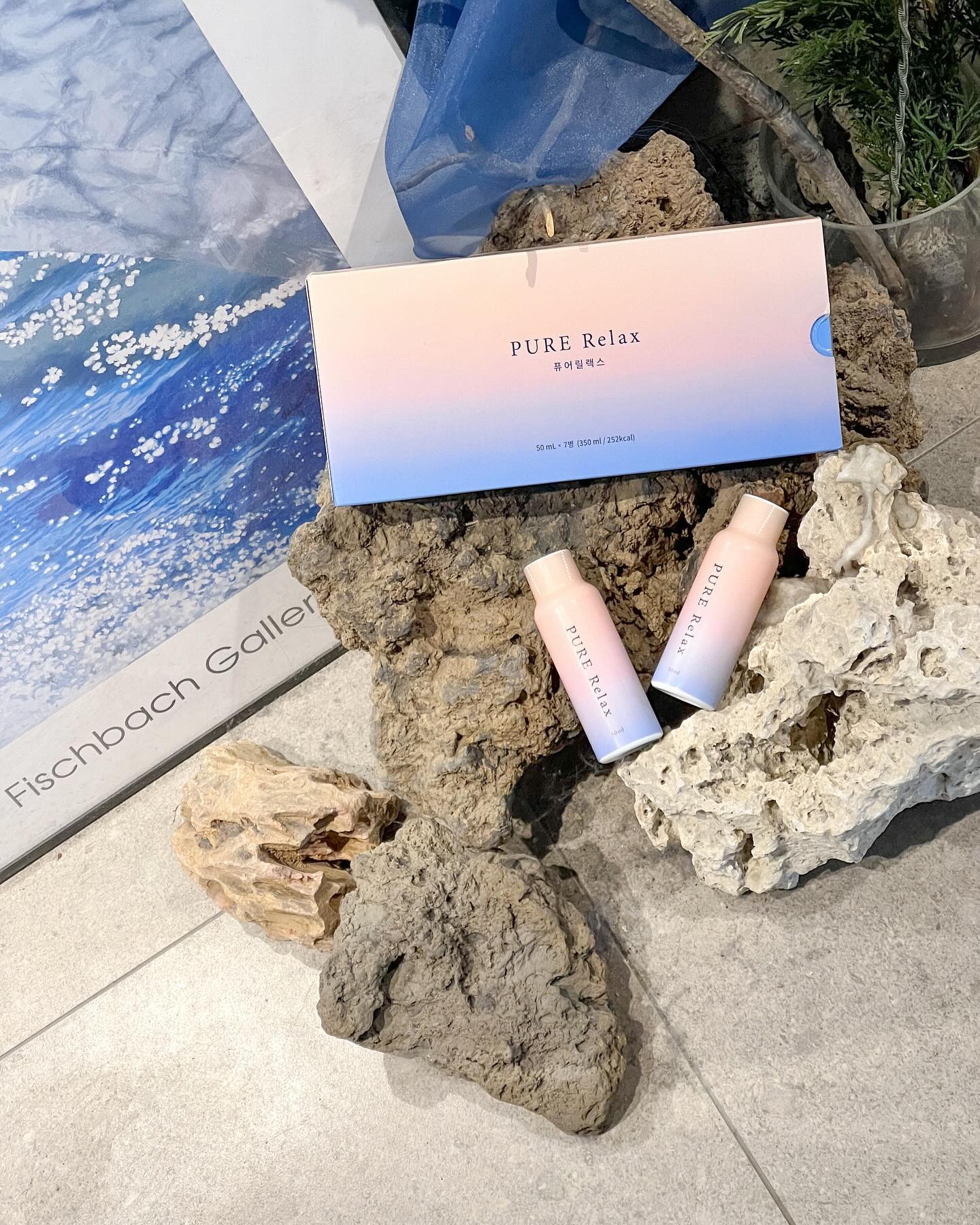 #협찬 take_pure_relax 
나의 #온전한휴식 을 위해 챙겨 마시는 #누트로픽랩 #퓨어릴랙스 🩵
긴장과 스트레스를 줄이는데 도움을 줄 수 있는 테아닌, 마음 안정과 수면의 질 개선에 도움을 줄 수 있는 가바, 불면증과 불안에 가장 많이 사용하는 한약재인 산조인 등이 들어 있어서 #편안한밤 이 필요하신 분들께 특히 추천해요.
타트체리와 카모마일이 블렌딩된 맛이라 부담없이 한병 클리어 해주면 뭔가 더 릴랙스 되고 꿀잠자는 느낌입니다.🛏️
잠들기 전 뿜만 아니라 여행갈 때나 요가나 명상할 때 휴식 할 때 챙겨드셔도 좋아요.🫶🏻
퓨어릴랙스는 6성급 반얀트리 호텔과도 함께하는데 럭셔리한 반얀트리에서 몸과 마음을 릴랙스하는 스파와 퓨어릴랙스를 함께 하면 극강의 릴랙스를 체험할 수 있으니 이용 해보시면 어떨까 싶습니다.
.
.
.
#sleeptight #nightynight #purerelax